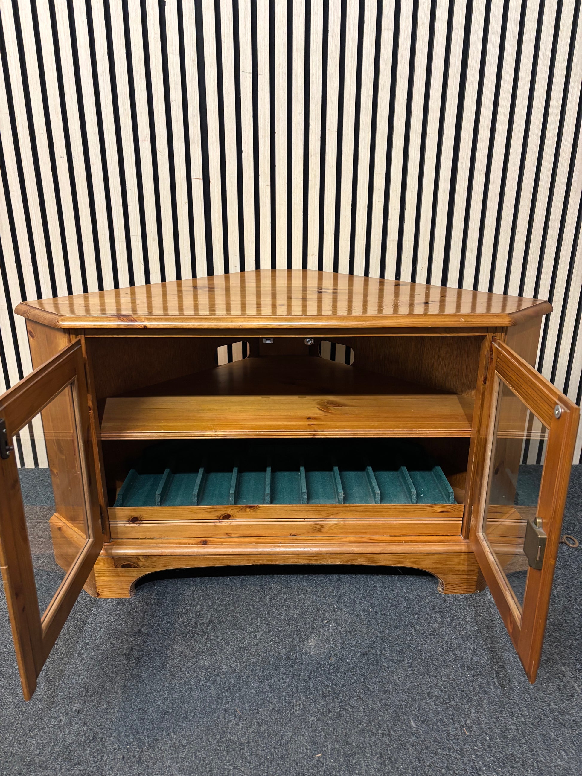 Solid pine low corner tv unit with glass doors and key 3126