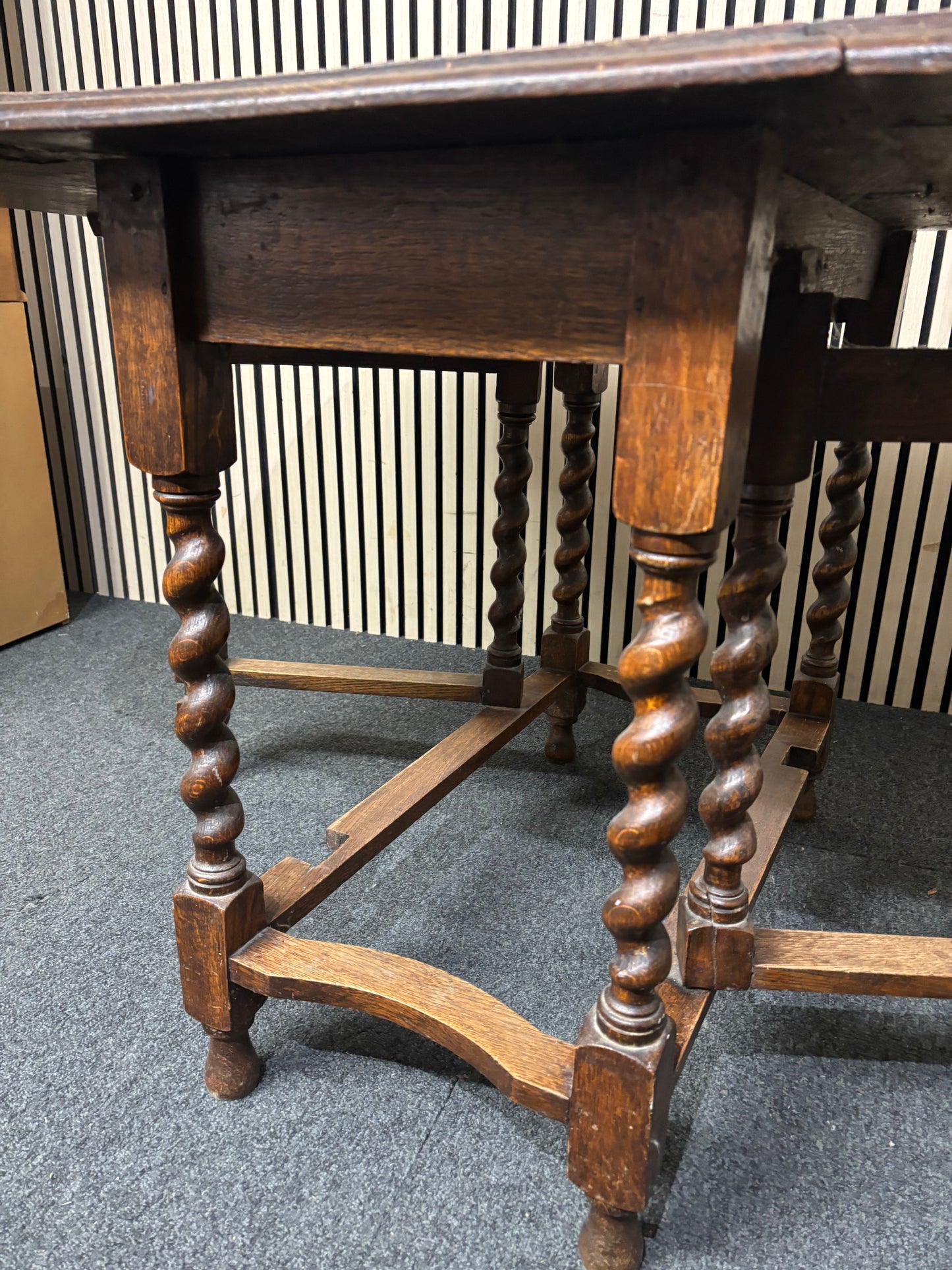English oak oval barley twist gate leg table (H 72 x W 45 ,135 extnd x D 90 cm) 3126