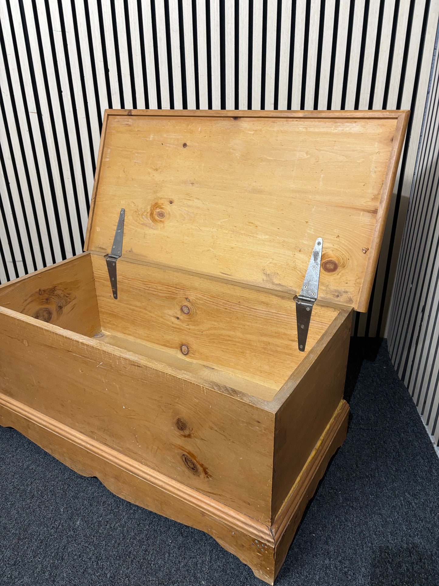 Natural pine top open blanket box 3126