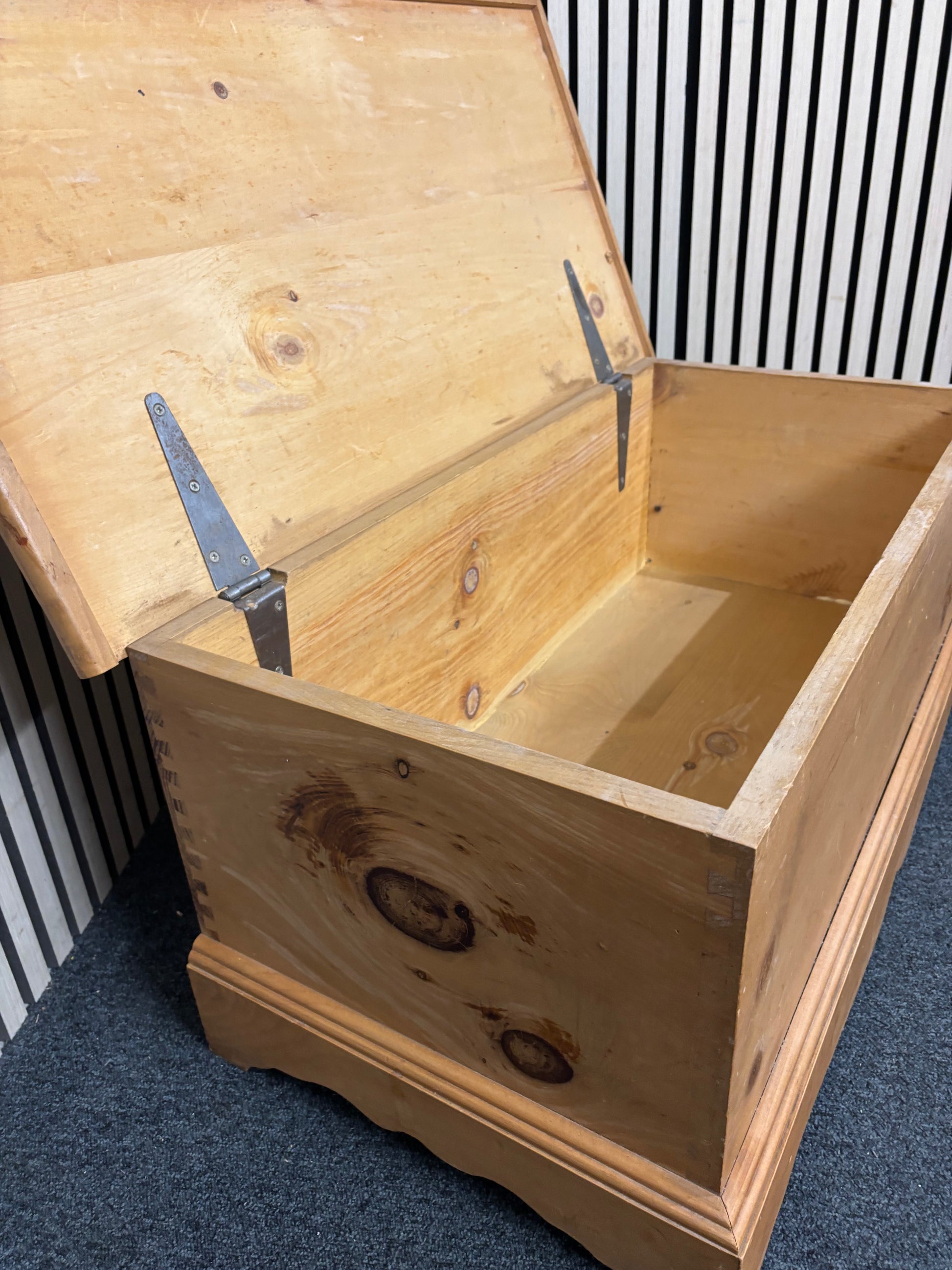 Natural pine top open blanket box 3126