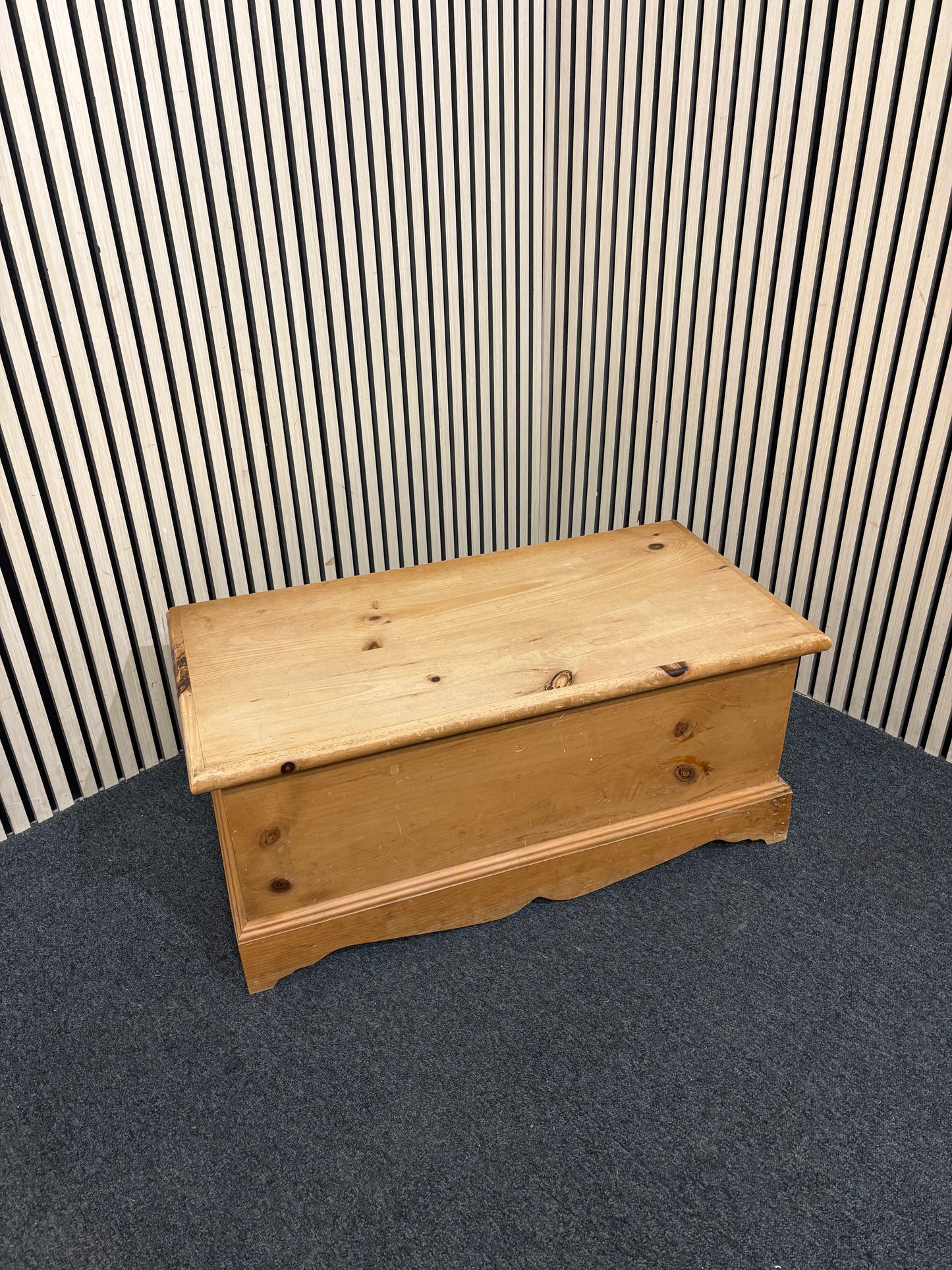 Natural pine top open blanket box 3126