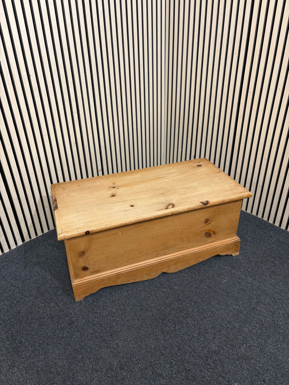 Natural pine top open blanket box 3126