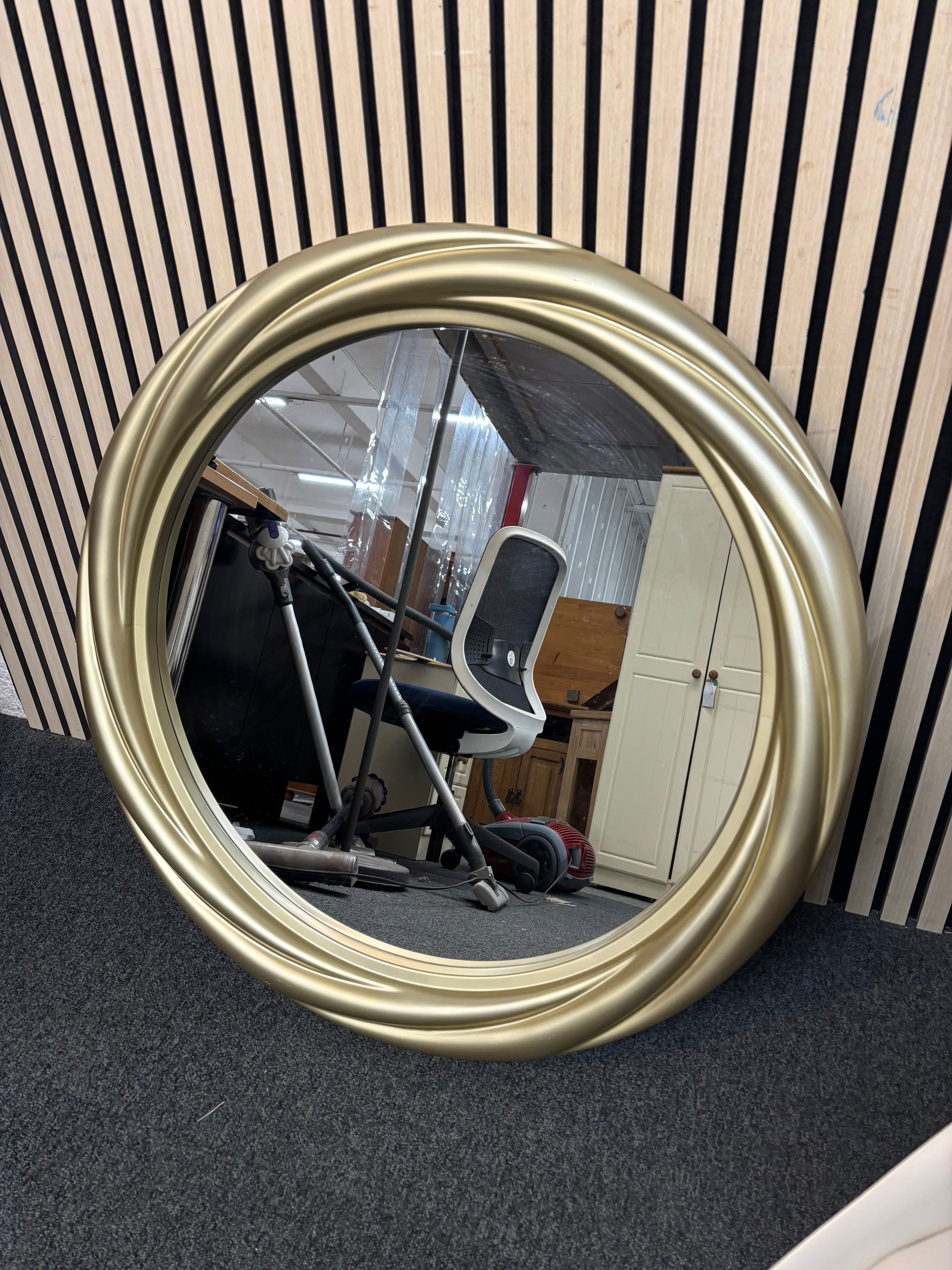 Circular gold effect framed mirror 3126