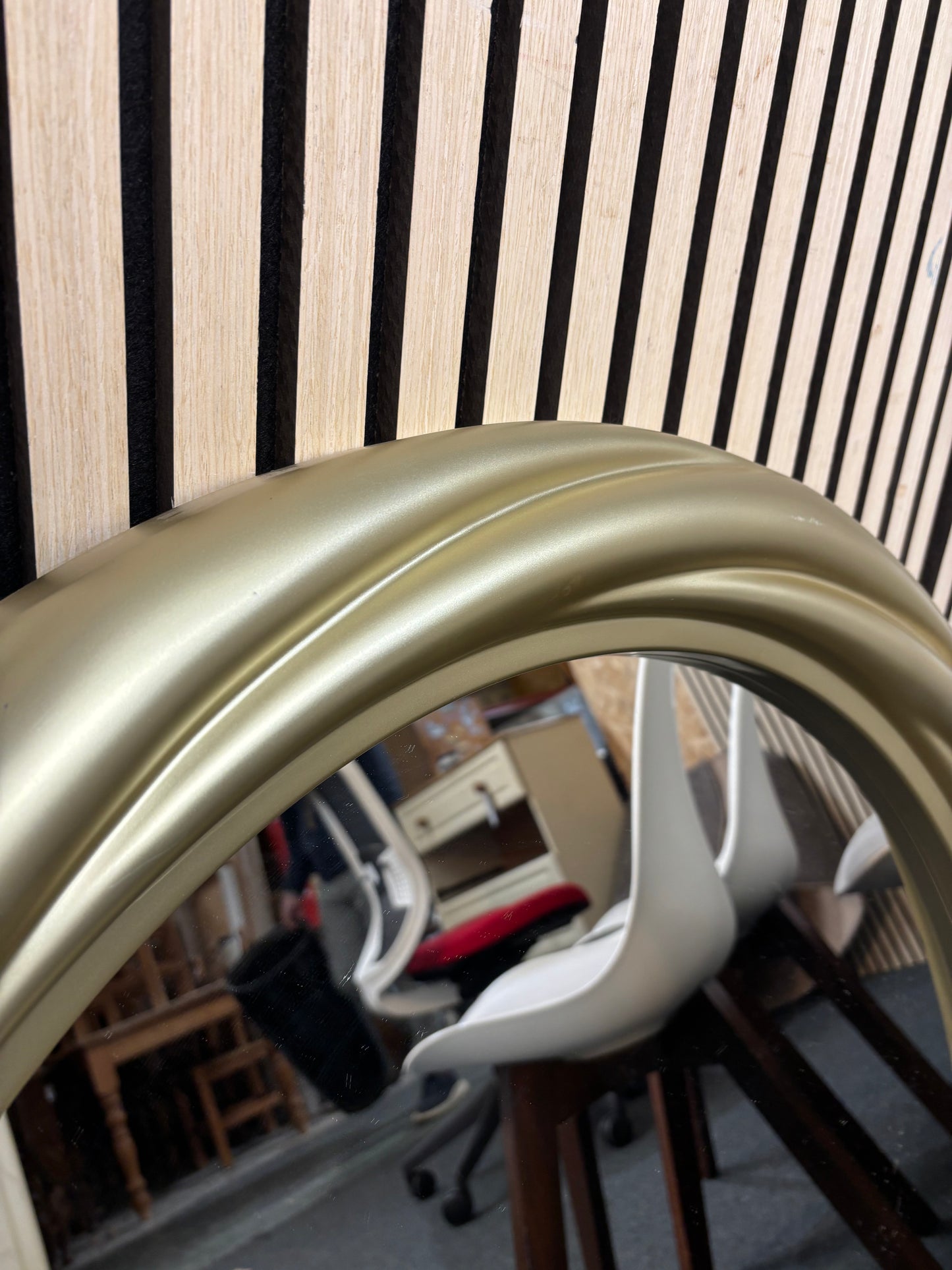Circular gold effect framed mirror 3126