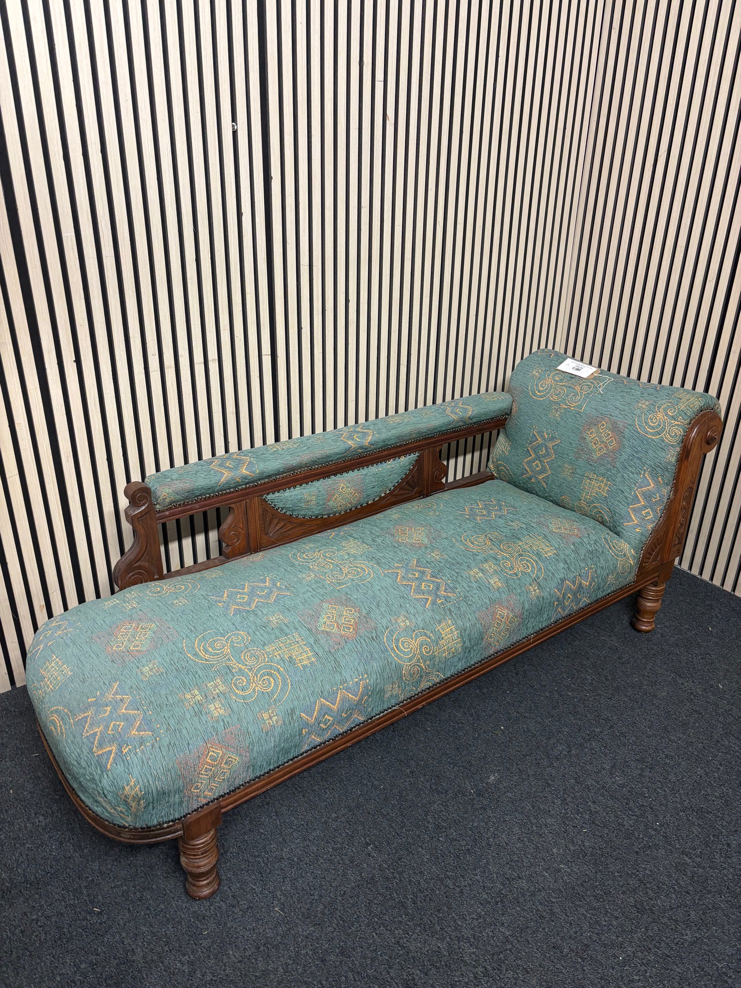 Solid oak wood framed mixed fabric ornate chaise lounge and back support arm (H 72 x L 172 x D 60 cm) 2226