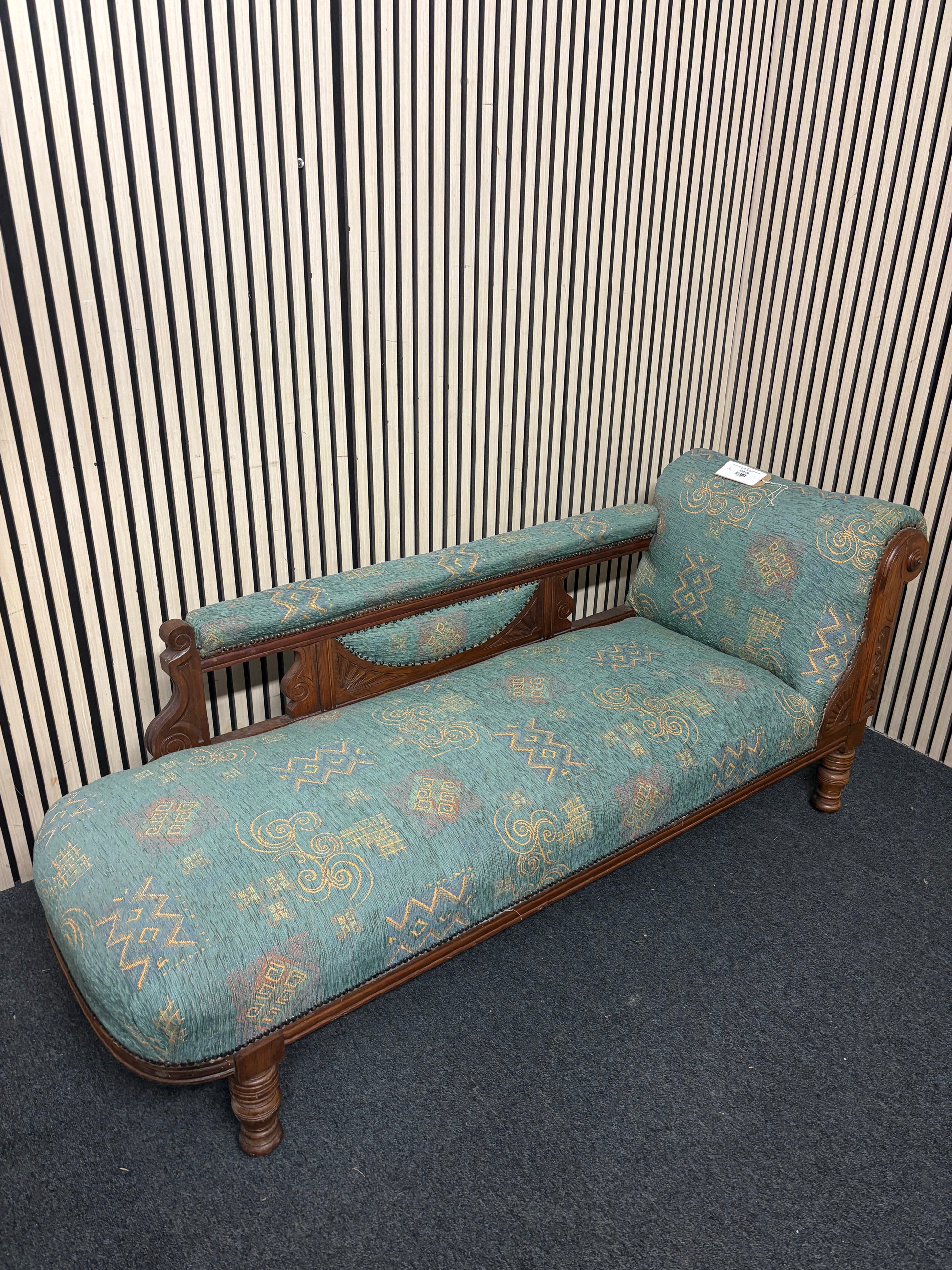 Solid oak wood framed mixed fabric ornate chaise lounge and back support arm (H 72 x L 172 x D 60 cm) 2226