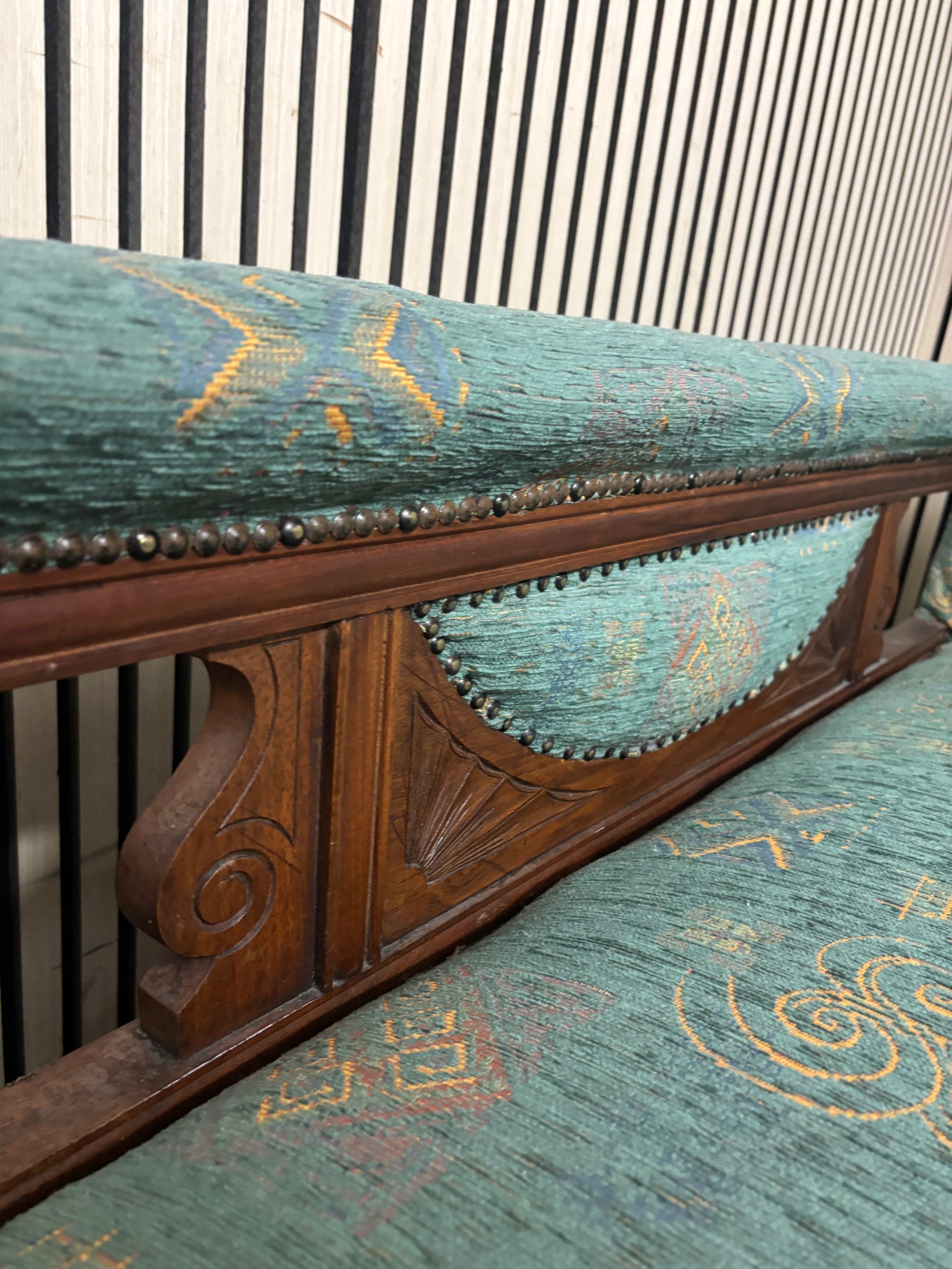 Solid oak wood framed mixed fabric ornate chaise lounge and back support arm (H 72 x L 172 x D 60 cm) 2226