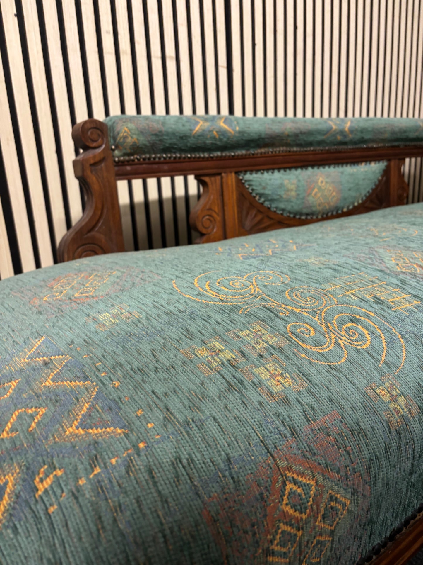 Solid oak wood framed mixed fabric ornate chaise lounge and back support arm (H 72 x L 172 x D 60 cm) 2226