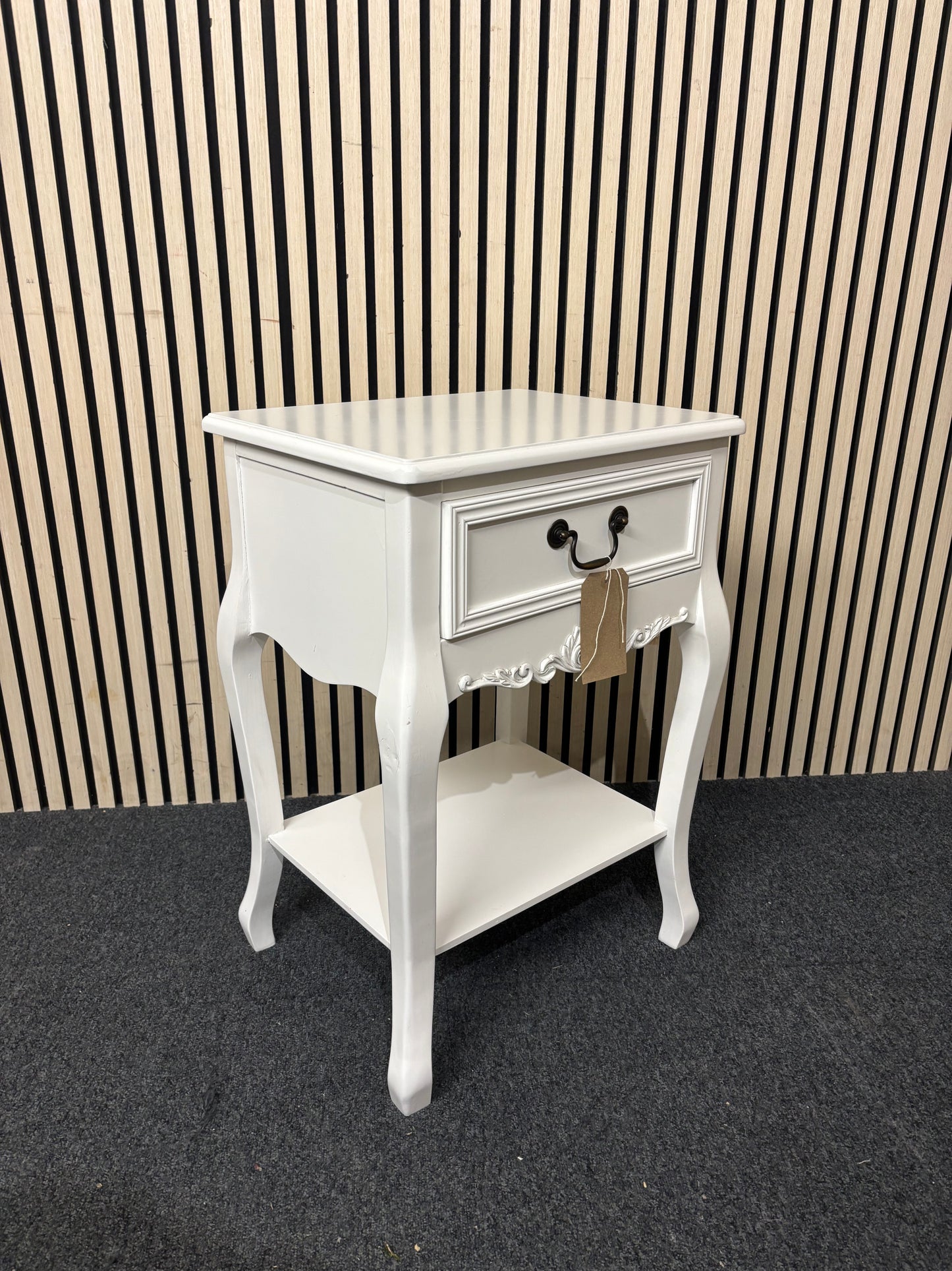 Ornate 1 drawer cream painted bedside table with shelf (H 71 x W 48 x D 39 cm) 2226