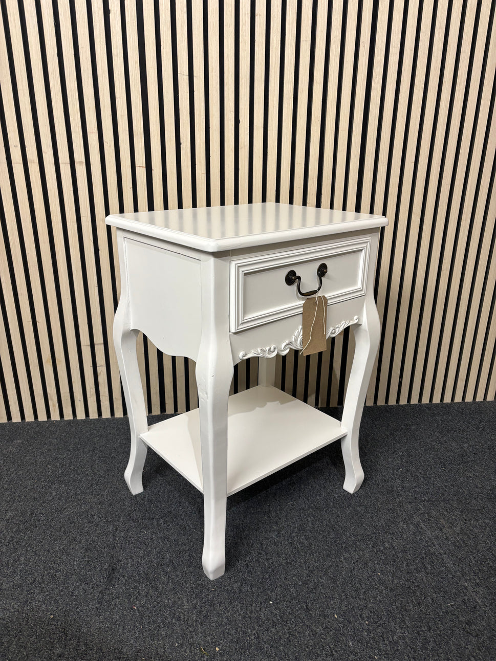 Ornate 1 drawer cream painted bedside table with shelf (H 71 x W 48 x D 39 cm) 2226