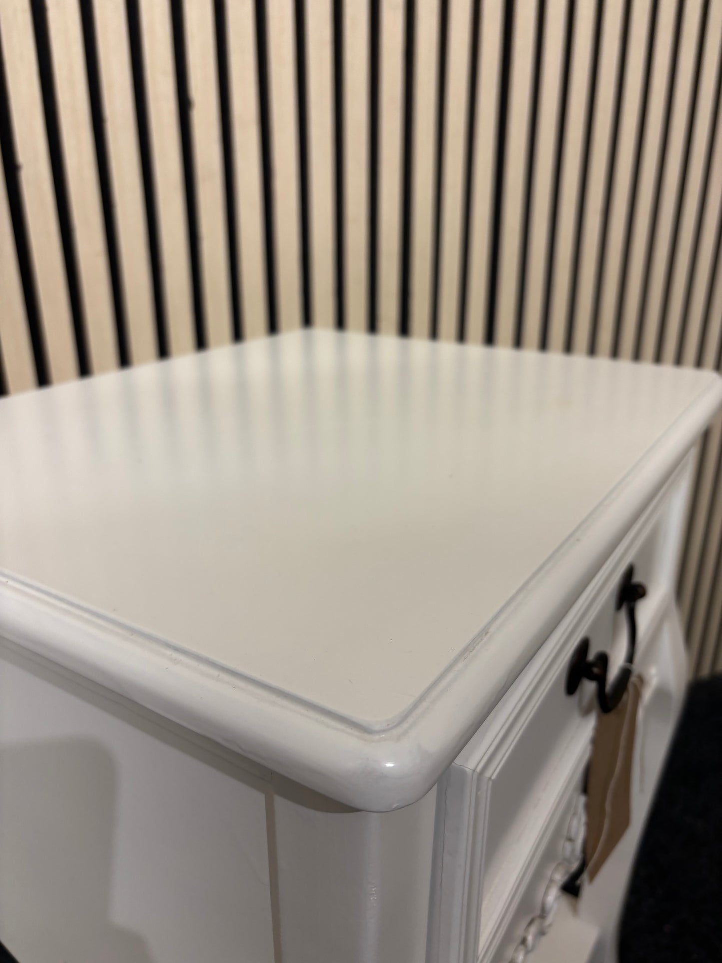 Ornate 1 drawer cream painted bedside table with shelf (H 71 x W 48 x D 39 cm) 2226