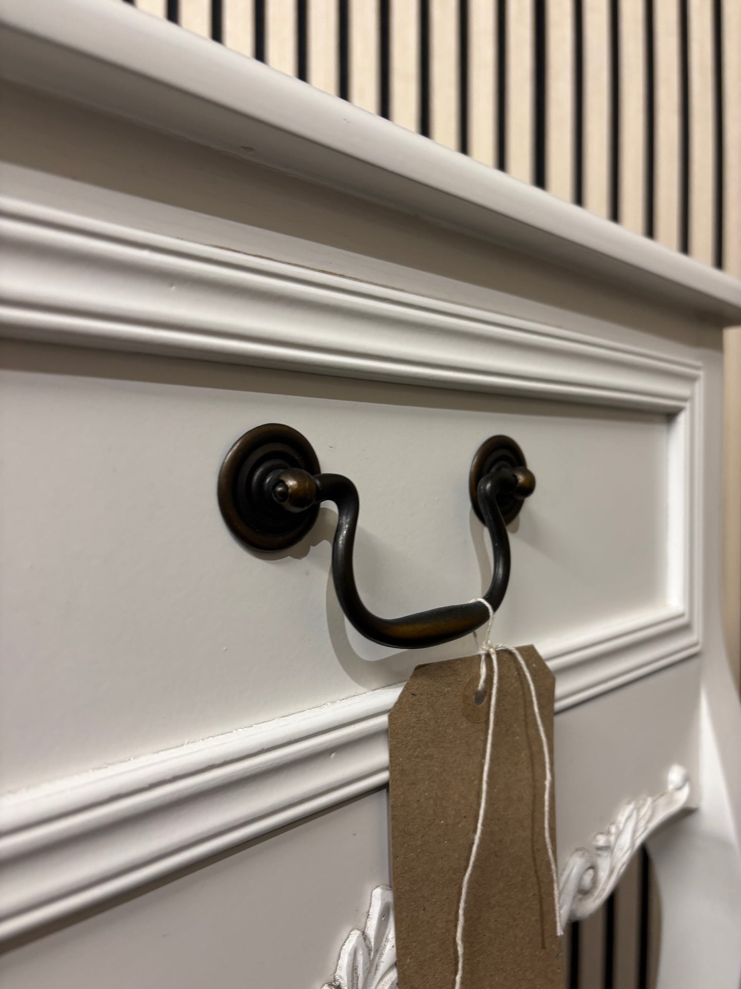 Ornate 1 drawer cream painted bedside table with shelf (H 71 x W 48 x D 39 cm) 2226