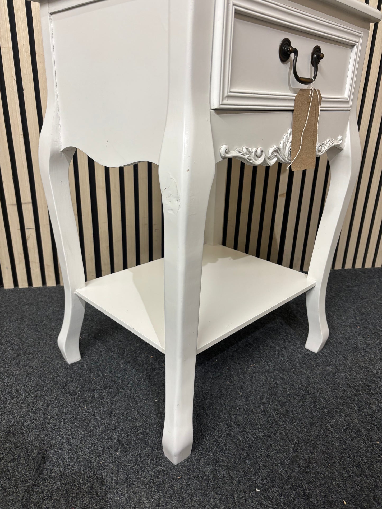 Ornate 1 drawer cream painted bedside table with shelf (H 71 x W 48 x D 39 cm) 2226