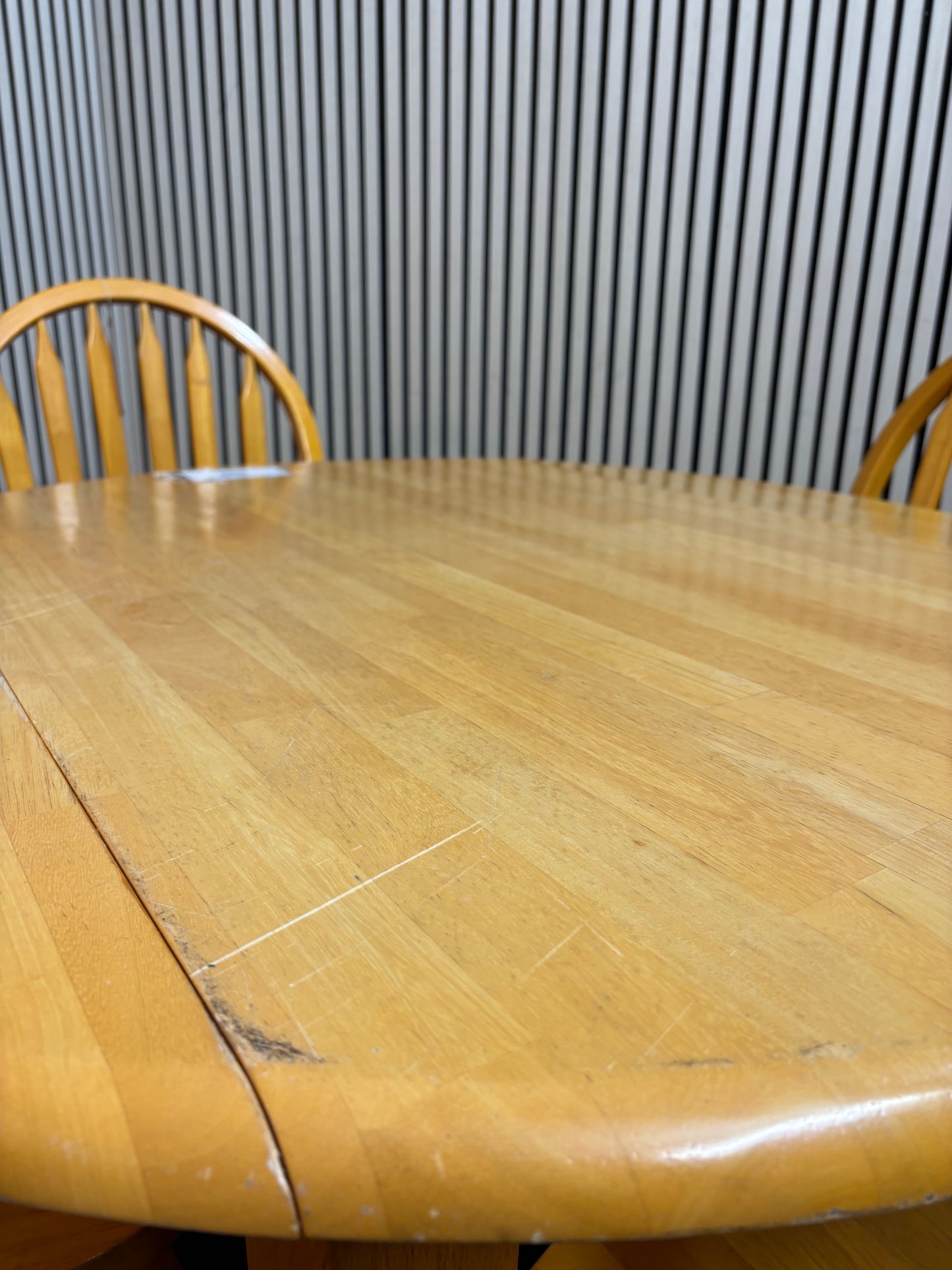Rubber drop leaf circular table with  4 no. matching kitchen chairs (W 64, 100 extnd x D 100 cm) 2226