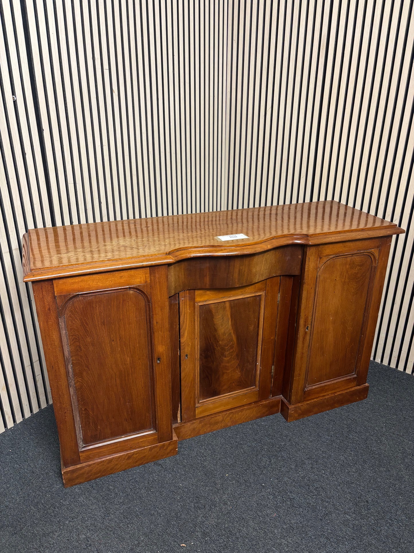 Ornate bow fronted mahogany 3 door 1 drawer sideboard (H 87 x W 143 x D 46 cm) 3126