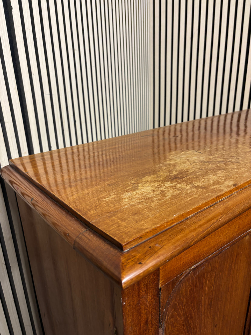 Ornate bow fronted mahogany 3 door 1 drawer sideboard (H 87 x W 143 x D 46 cm) 3126