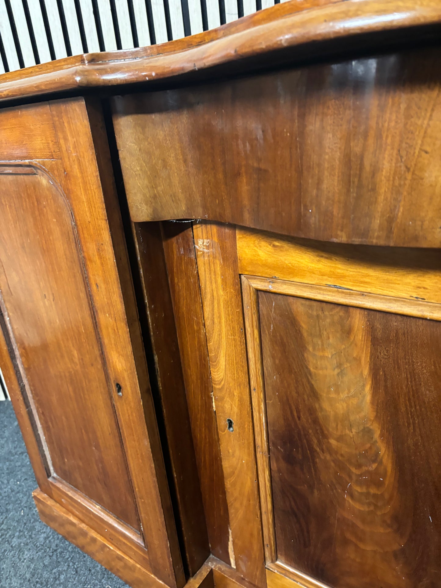 Ornate bow fronted mahogany 3 door 1 drawer sideboard (H 87 x W 143 x D 46 cm) 3126