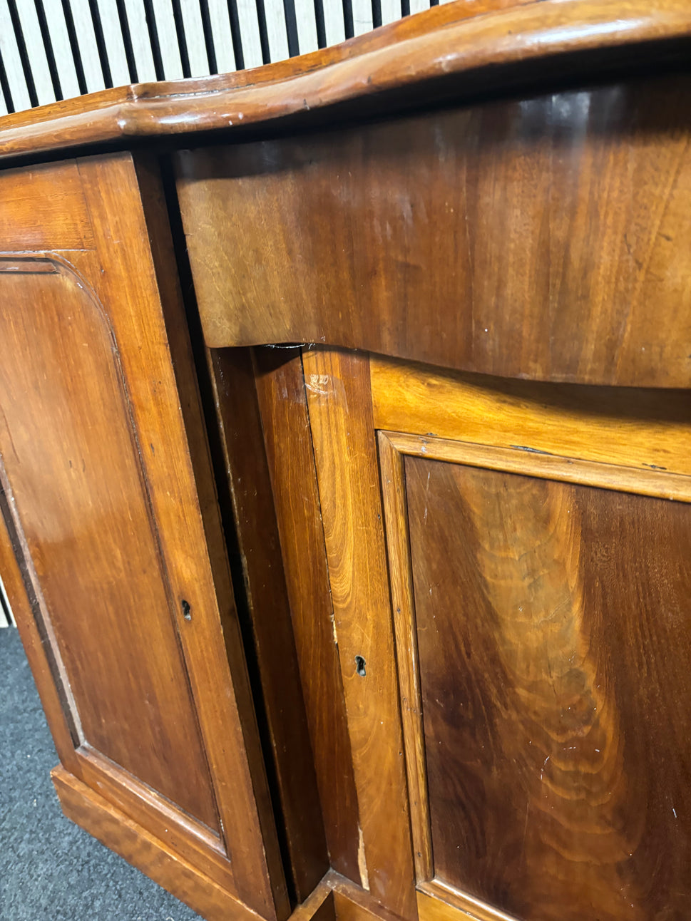 Ornate bow fronted mahogany 3 door 1 drawer sideboard (H 87 x W 143 x D 46 cm) 3126