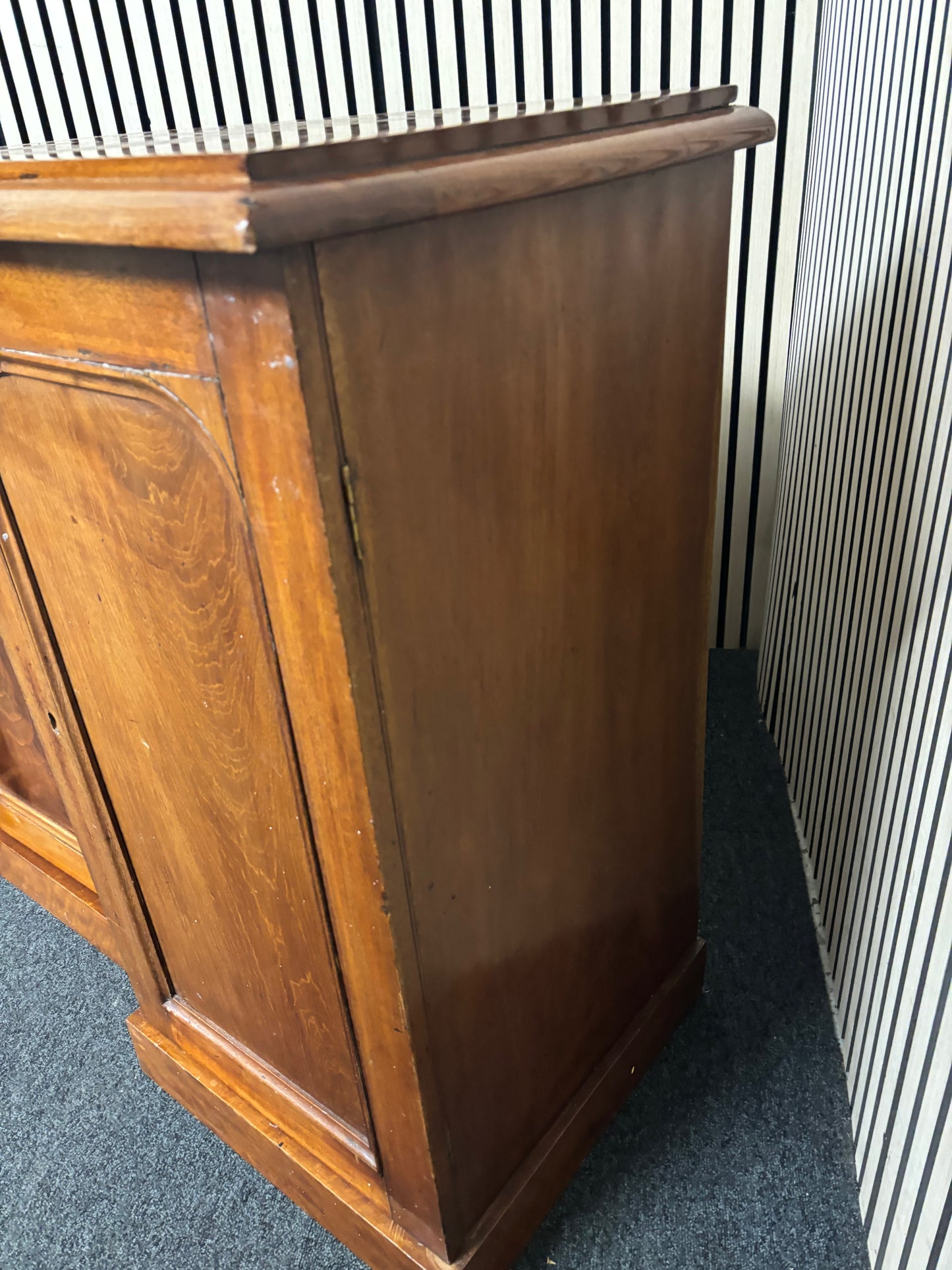 Ornate bow fronted mahogany 3 door 1 drawer sideboard (H 87 x W 143 x D 46 cm) 3126