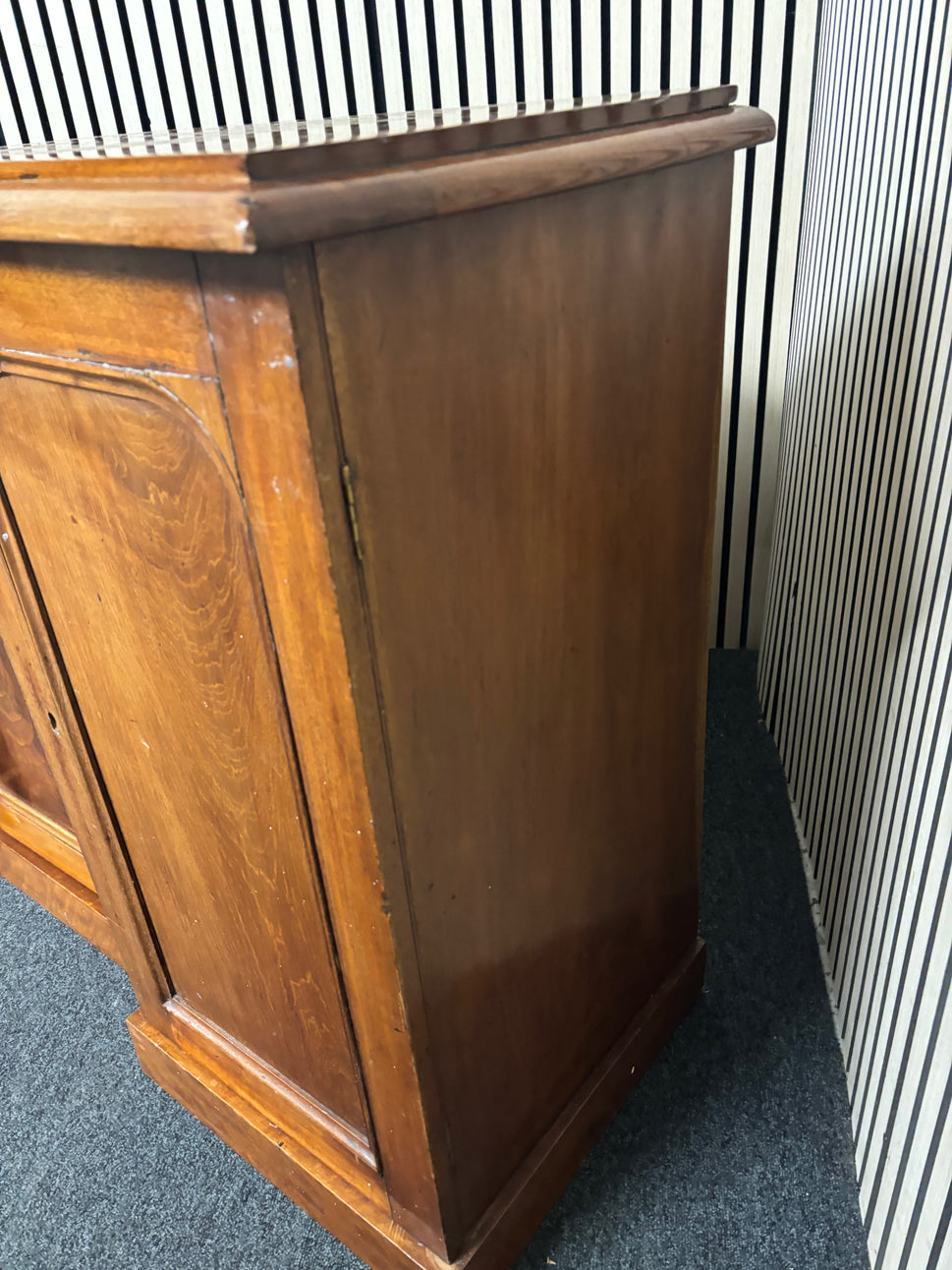 Ornate bow fronted mahogany 3 door 1 drawer sideboard (H 87 x W 143 x D 46 cm) 3126