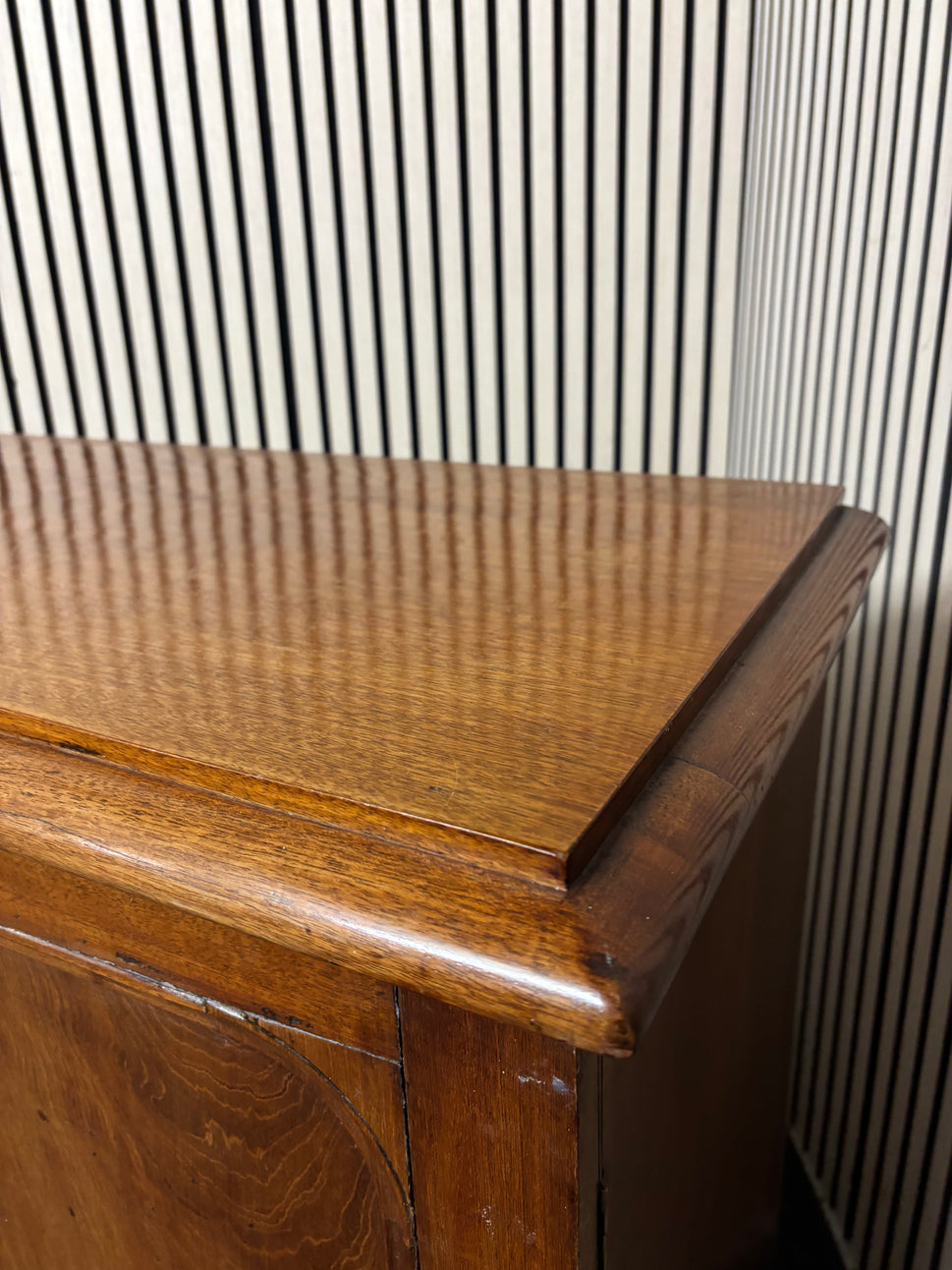 Ornate bow fronted mahogany 3 door 1 drawer sideboard (H 87 x W 143 x D 46 cm) 3126