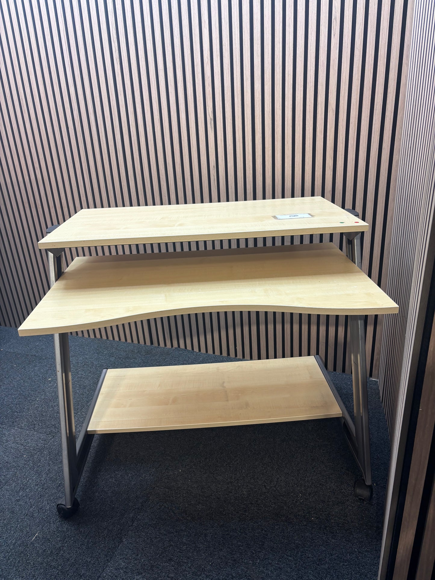 Maple laminate PC desk on castors (W 90 x D 50 cm) 2226