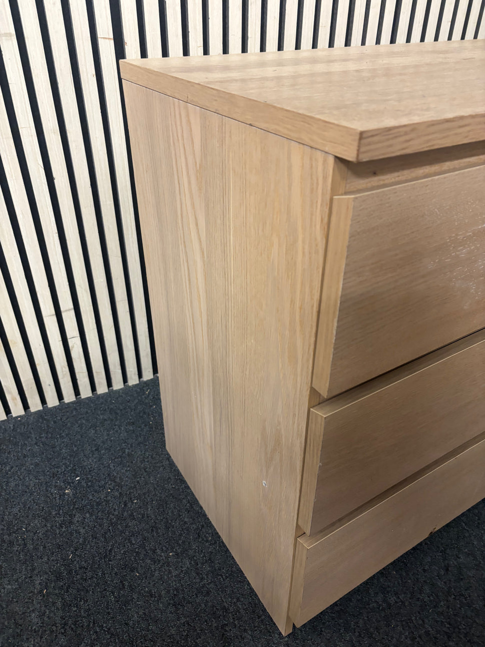 Oak laminate 3 drawer chest of drawers (H 77 x W 80 x D 49 cm) 2226