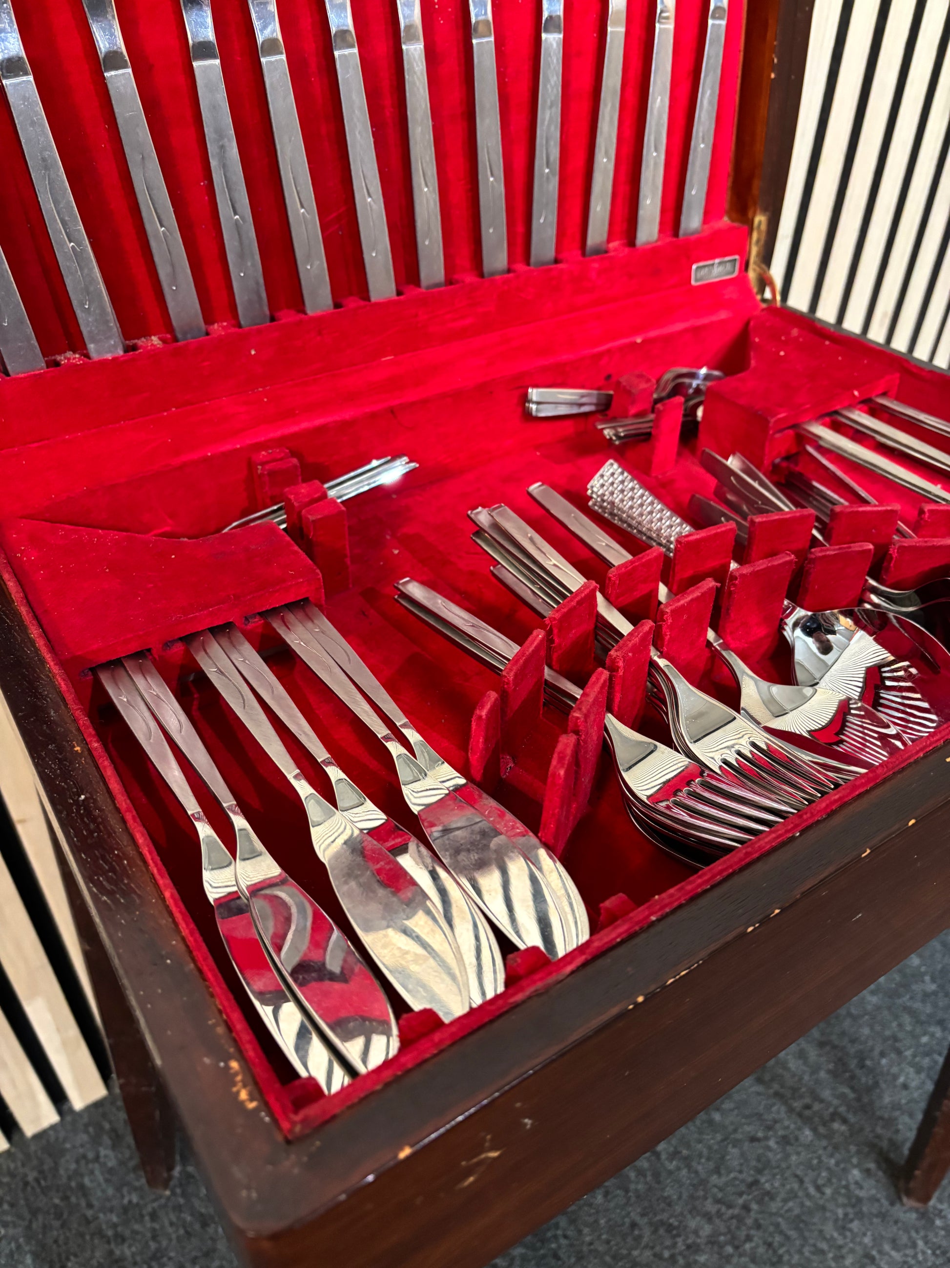 Mahogany framed top open cutlery set with table 3126