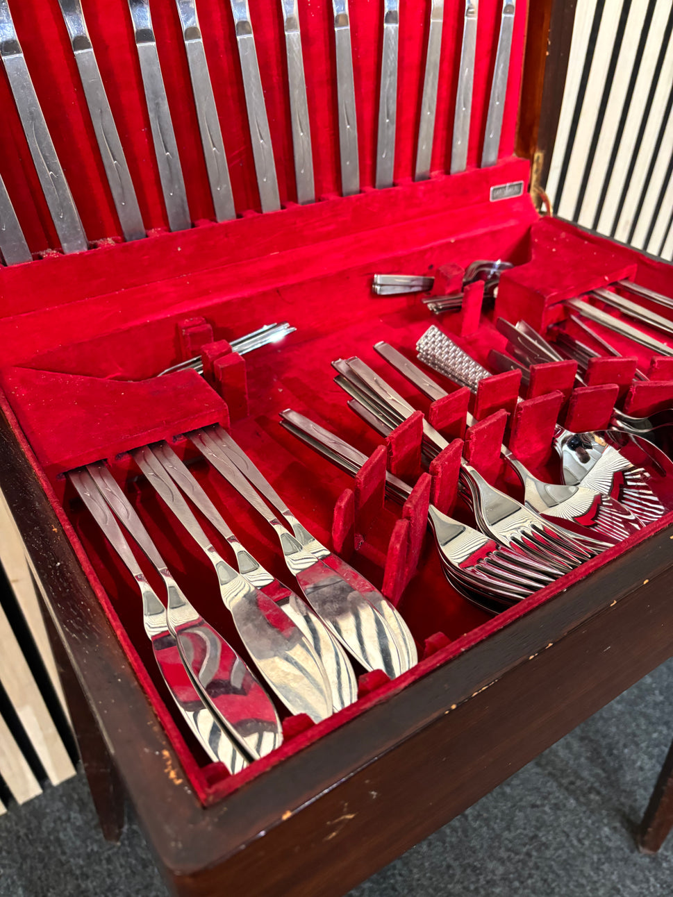 Mahogany framed top open cutlery set with table 3126