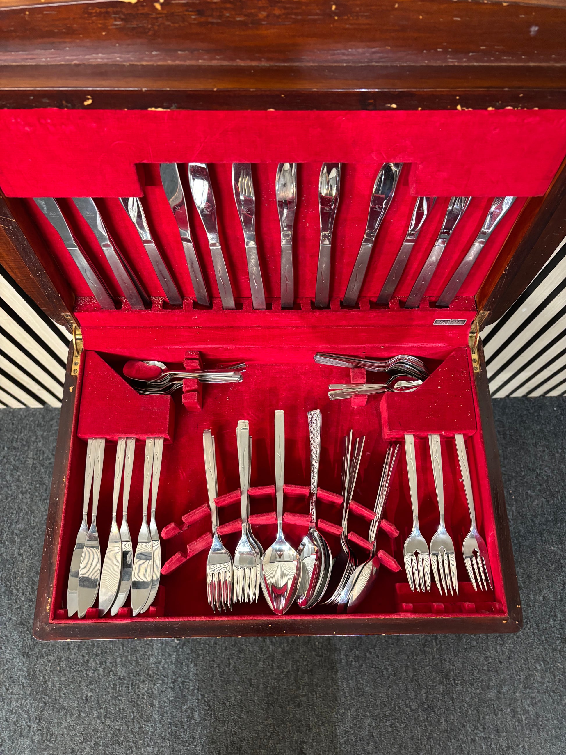 Mahogany framed top open cutlery set with table 3126