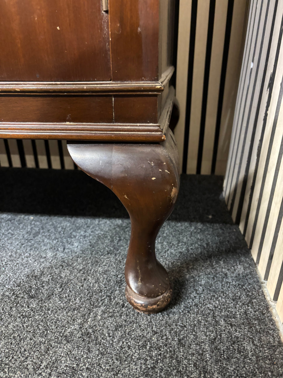 Large mahogany retro 2 door 3 drawer sideboard (H 90 x W 137 x D 50 cm) 2226