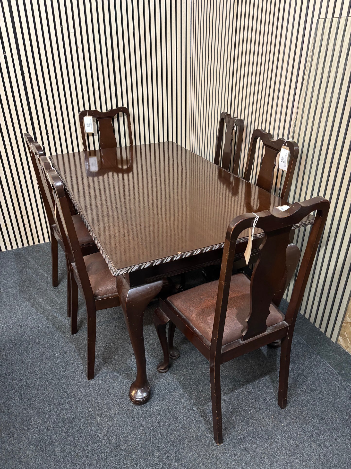 Large rectangular solid mahogany dining table with ornate detailing and 6 matching mahogany dining chairs with leatherette seats (H 76 x W 152 x D 85 cm) 2226