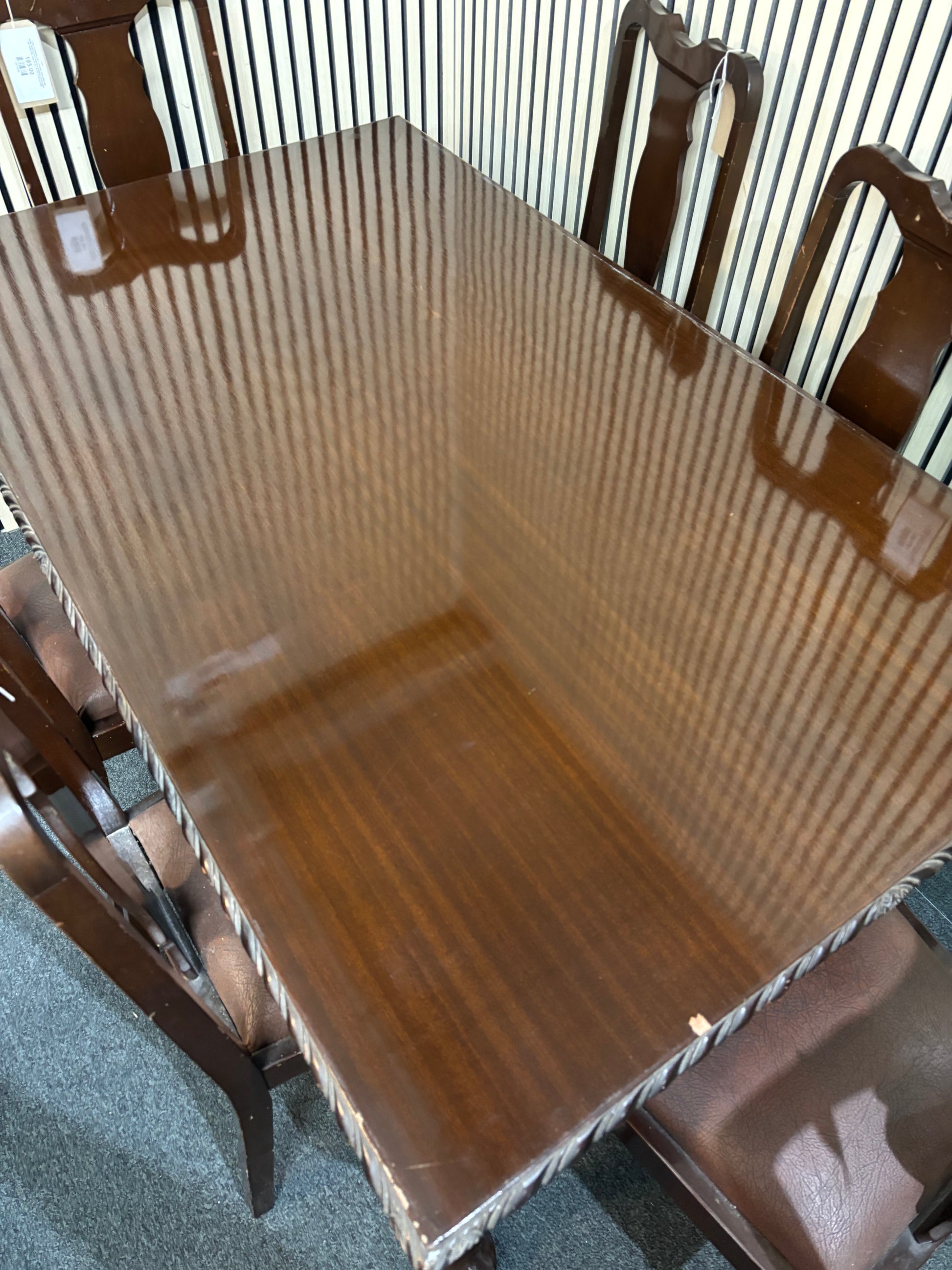 Large rectangular solid mahogany dining table with ornate detailing and 6 matching mahogany dining chairs with leatherette seats (H 76 x W 152 x D 85 cm) 2226