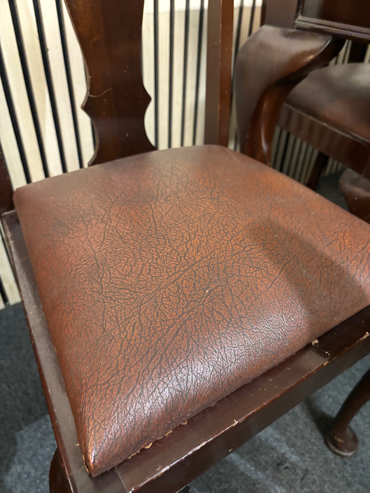 Large rectangular solid mahogany dining table with ornate detailing and 6 matching mahogany dining chairs with leatherette seats (H 76 x W 152 x D 85 cm) 2226
