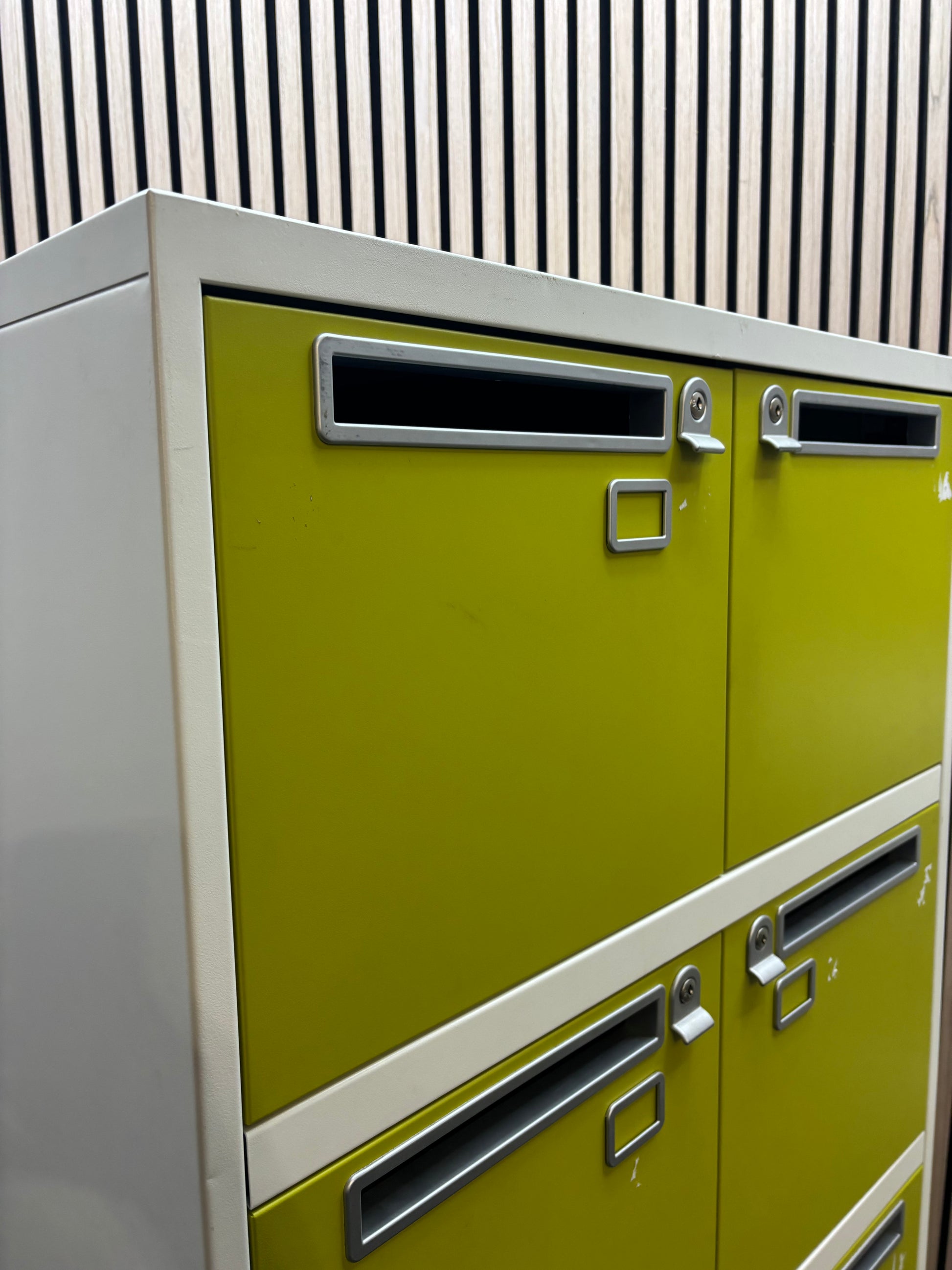 Green and white 8 door storage filer unit (H 160 x W 80 x D 47 cm)