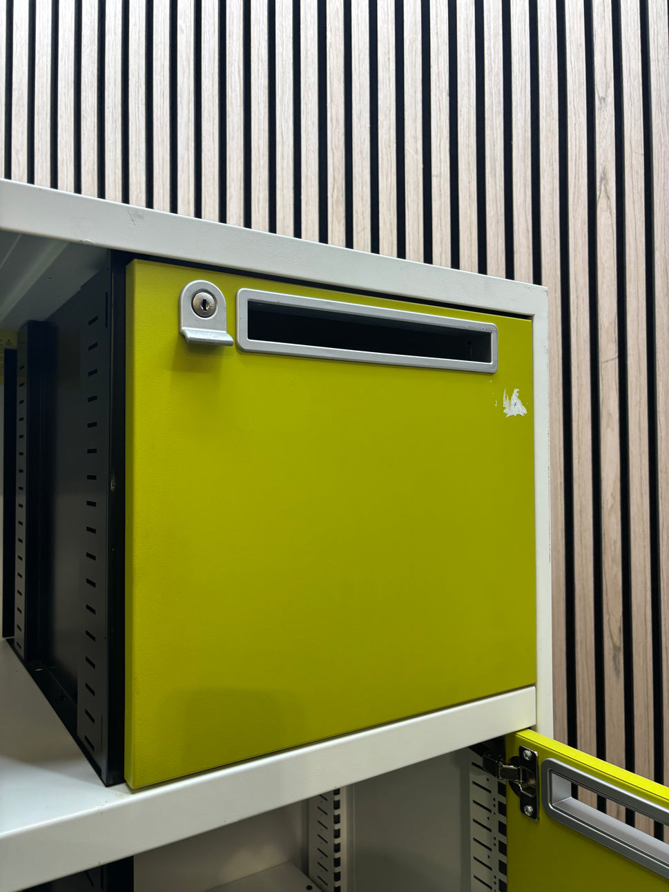 Green and white 8 door storage filer unit (H 160 x W 80 x D 47 cm)