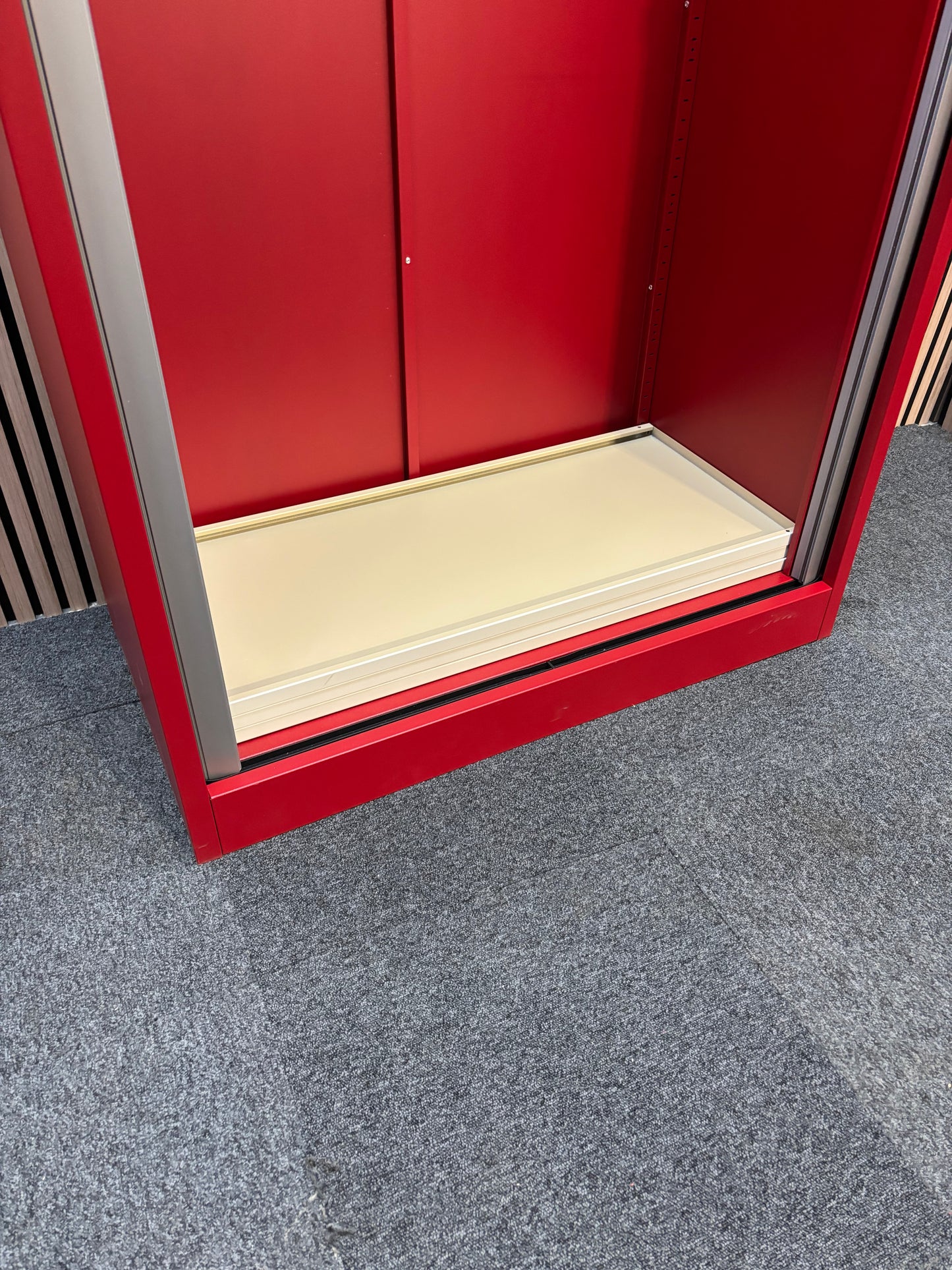 Large mainline metal 78 side open tambour unit- red