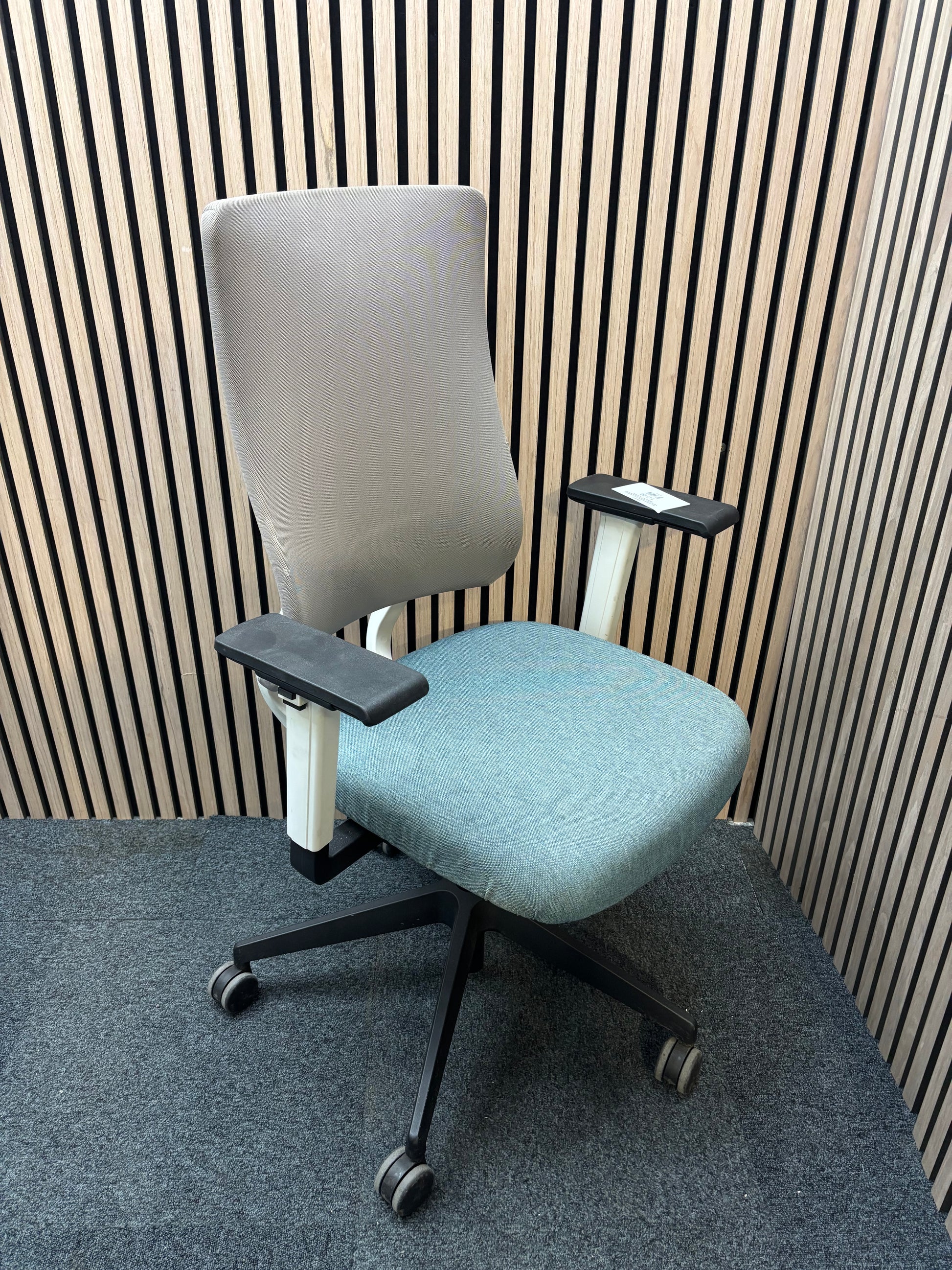 Miku secondhand mesh task swivel chair with back height adjustment, synchronised mechanism and 3D adjustable arms- Teal seat fabric