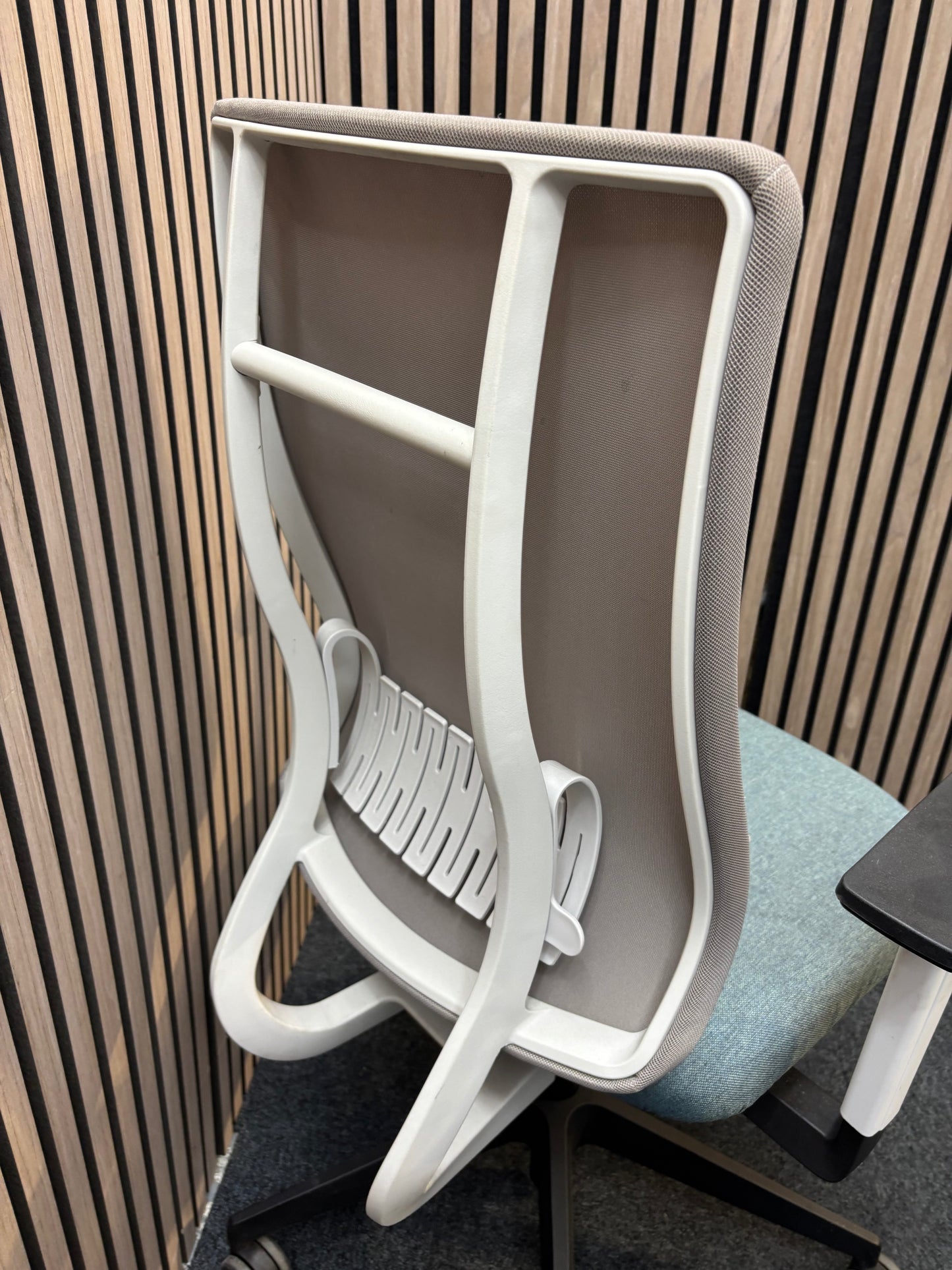Miku secondhand mesh task swivel chair with back height adjustment, synchronised mechanism and 3D adjustable arms- Teal seat fabric
