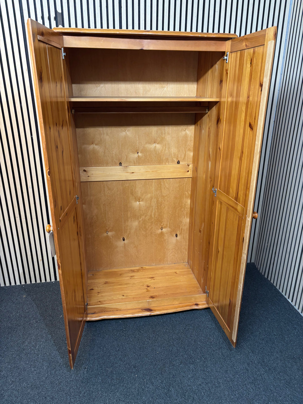 Solid pine 2 door wardrobe (H 177 x W 95 x D 58 cm) 43527