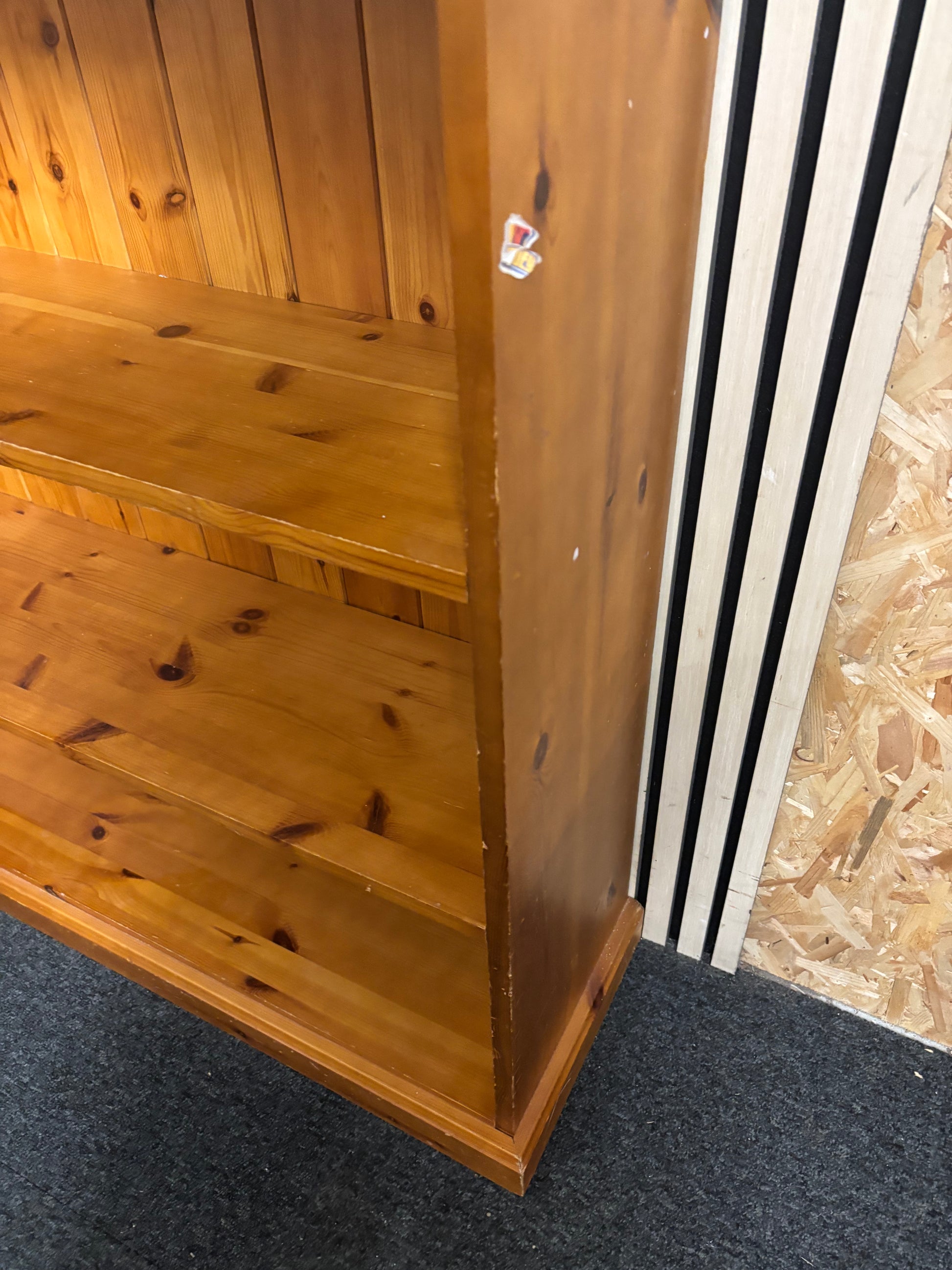 Solid pine bookcase (H 99 x W 93 x D 30 cm) 43639