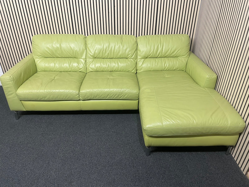 Modern lime green leather corner sofa with right-hand chaise lounge. (L 250 x W 160 cm)  44807