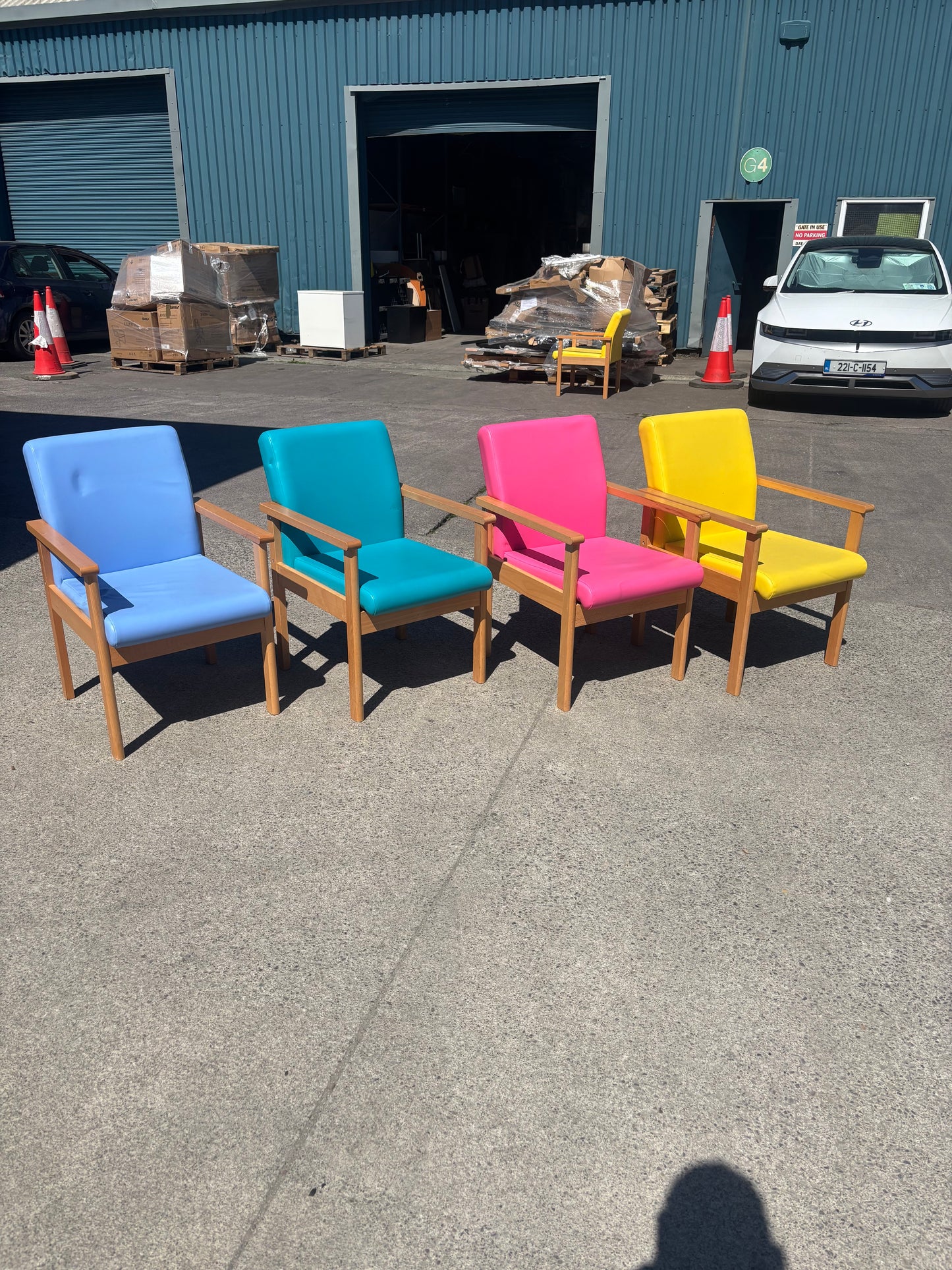 Lilac Meavy reception chair with leatherette seats