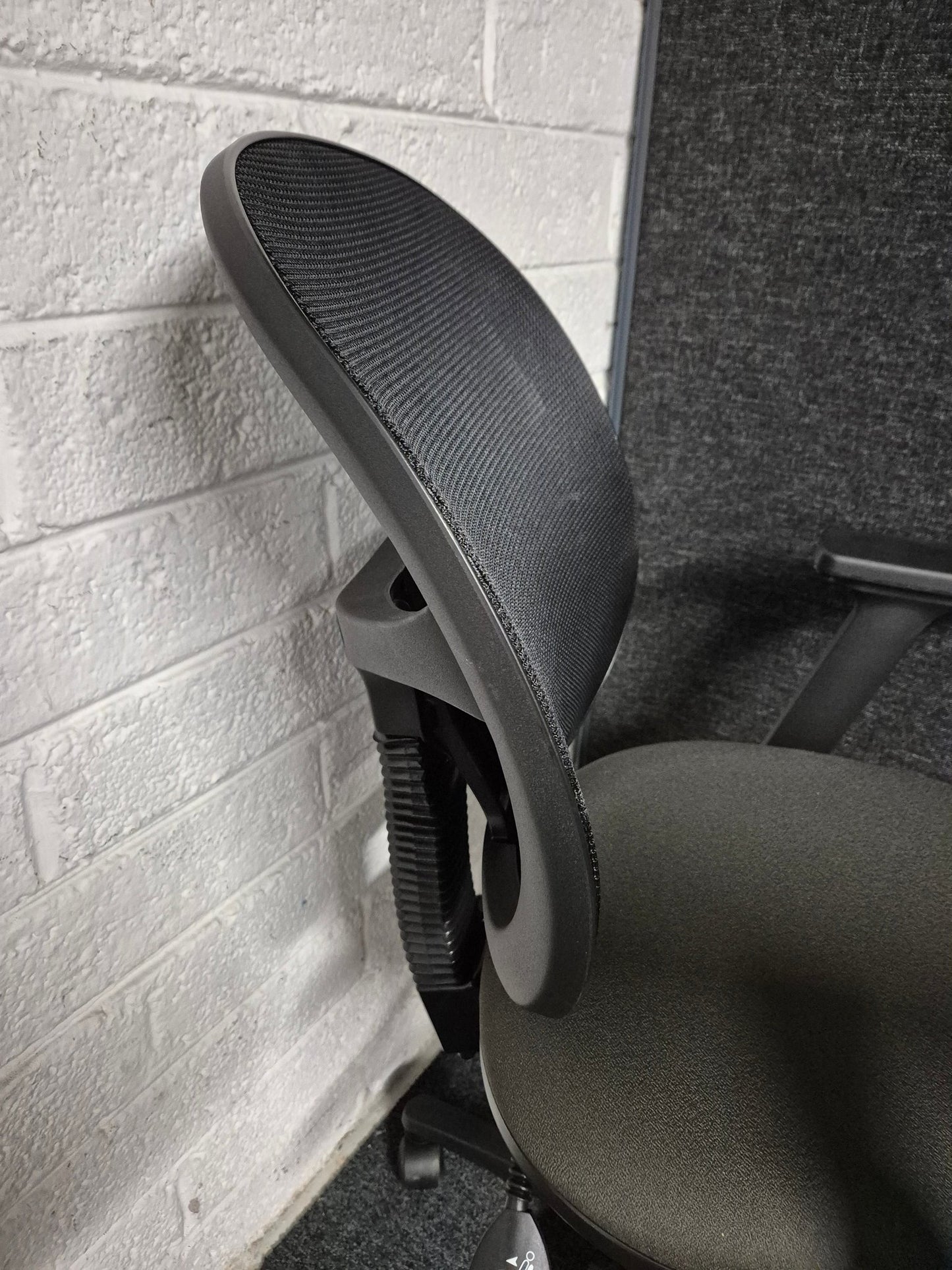 Jota 2 lever swivel chair with HA Back and arms