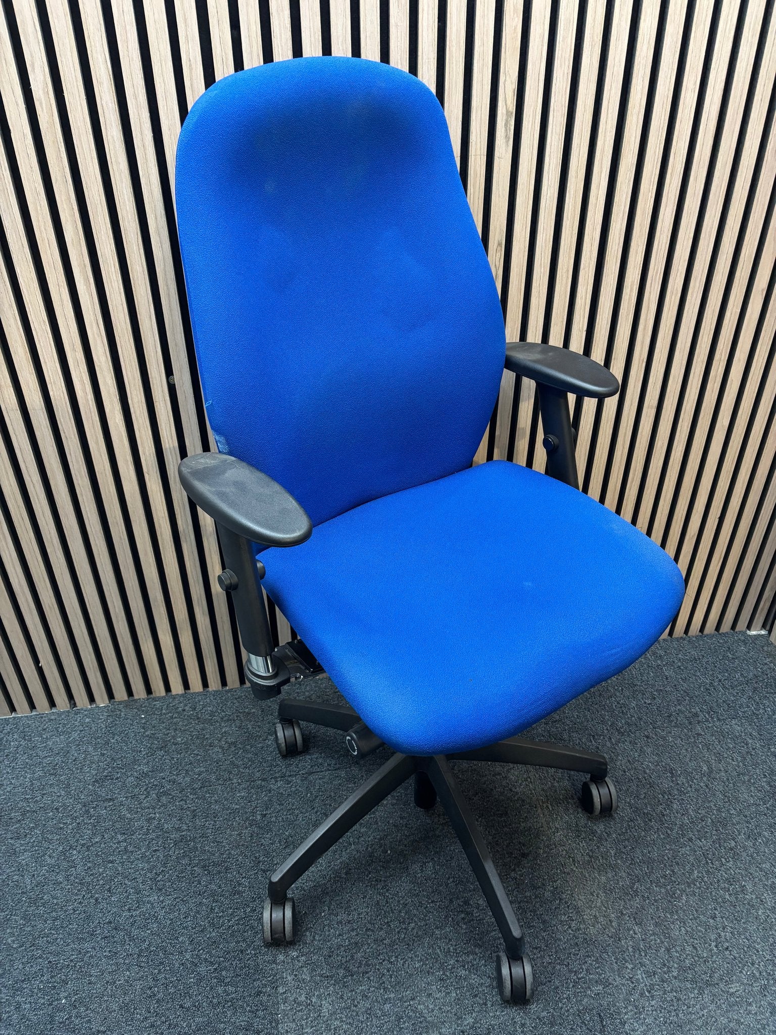 Tung dark blue second hand fabric swivel chair with height adjustable arms