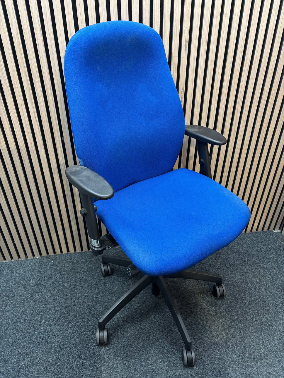 Tung dark blue second hand fabric swivel chair with height adjustable arms