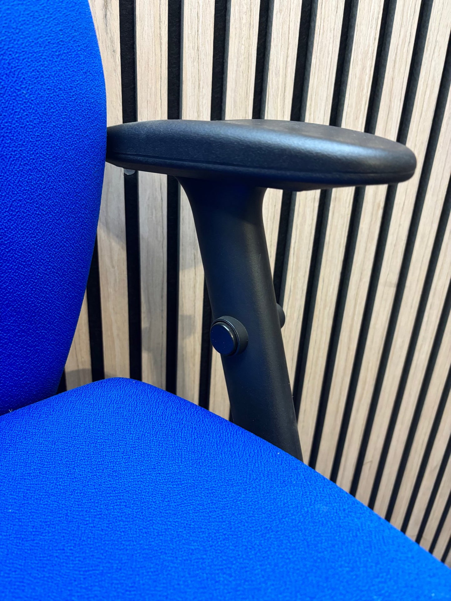 Tung dark blue second hand fabric swivel chair with height adjustable arms