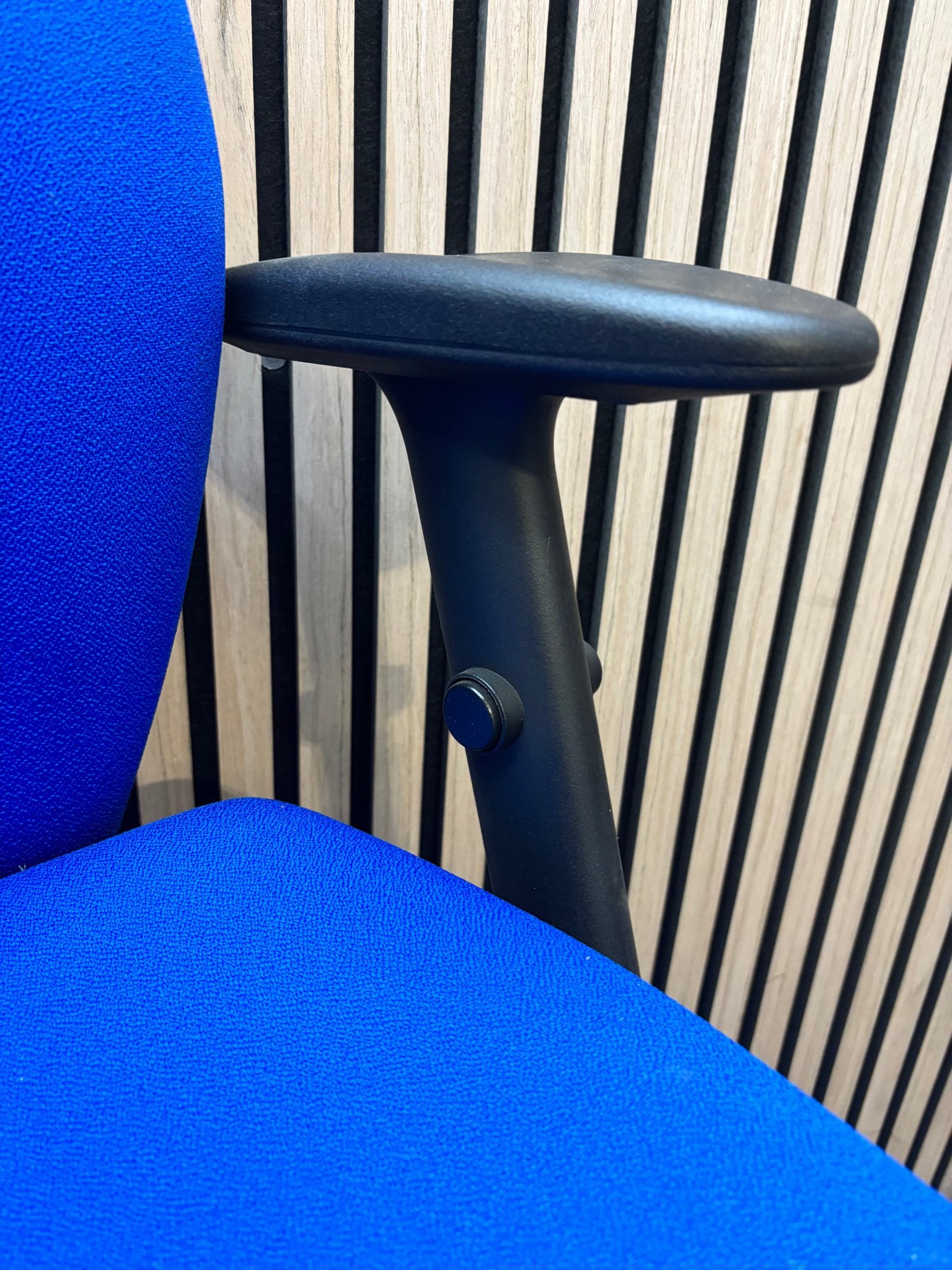 Tung dark blue second hand fabric swivel chair with height adjustable arms