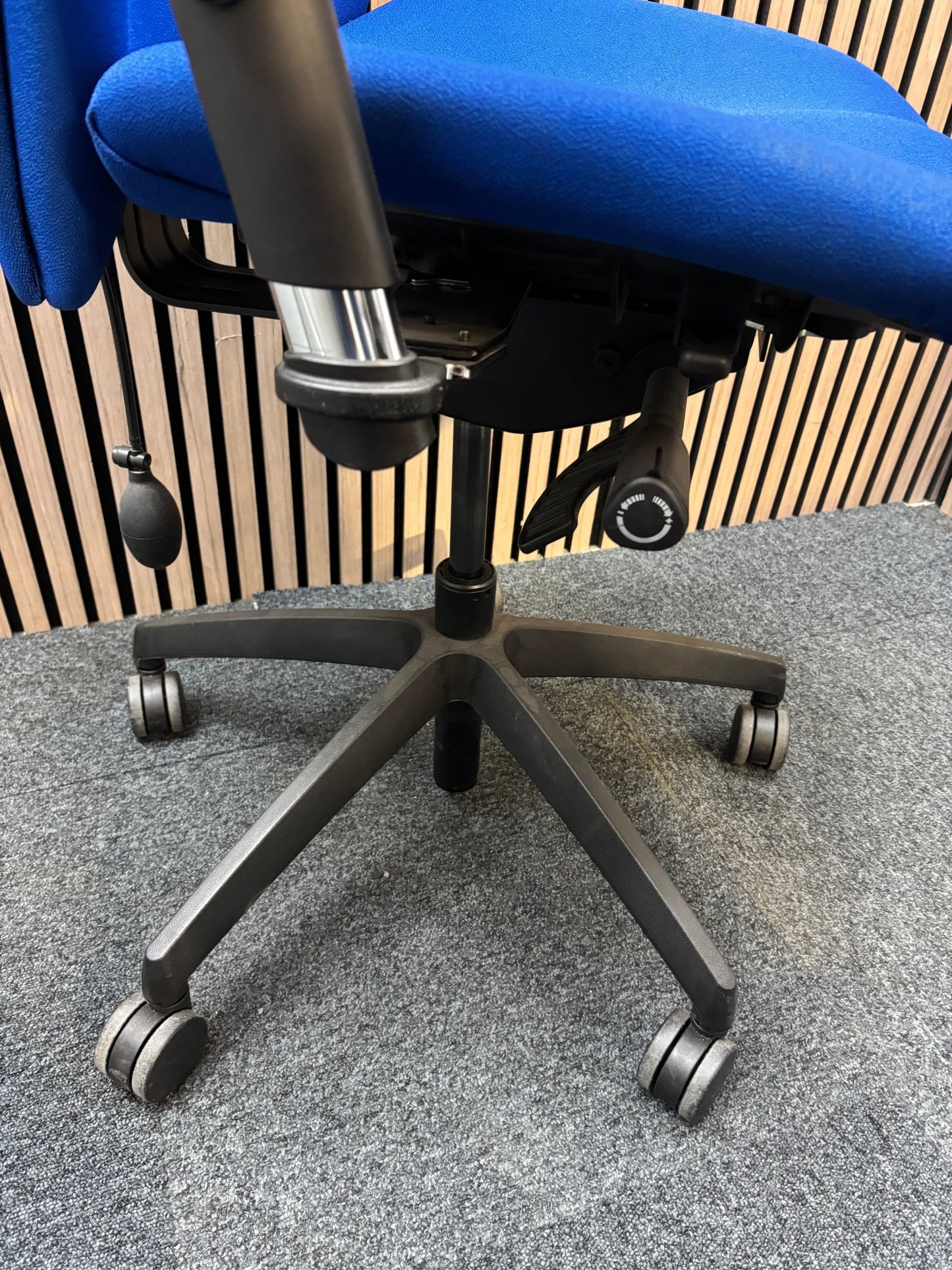 Tung dark blue second hand fabric swivel chair with height adjustable arms
