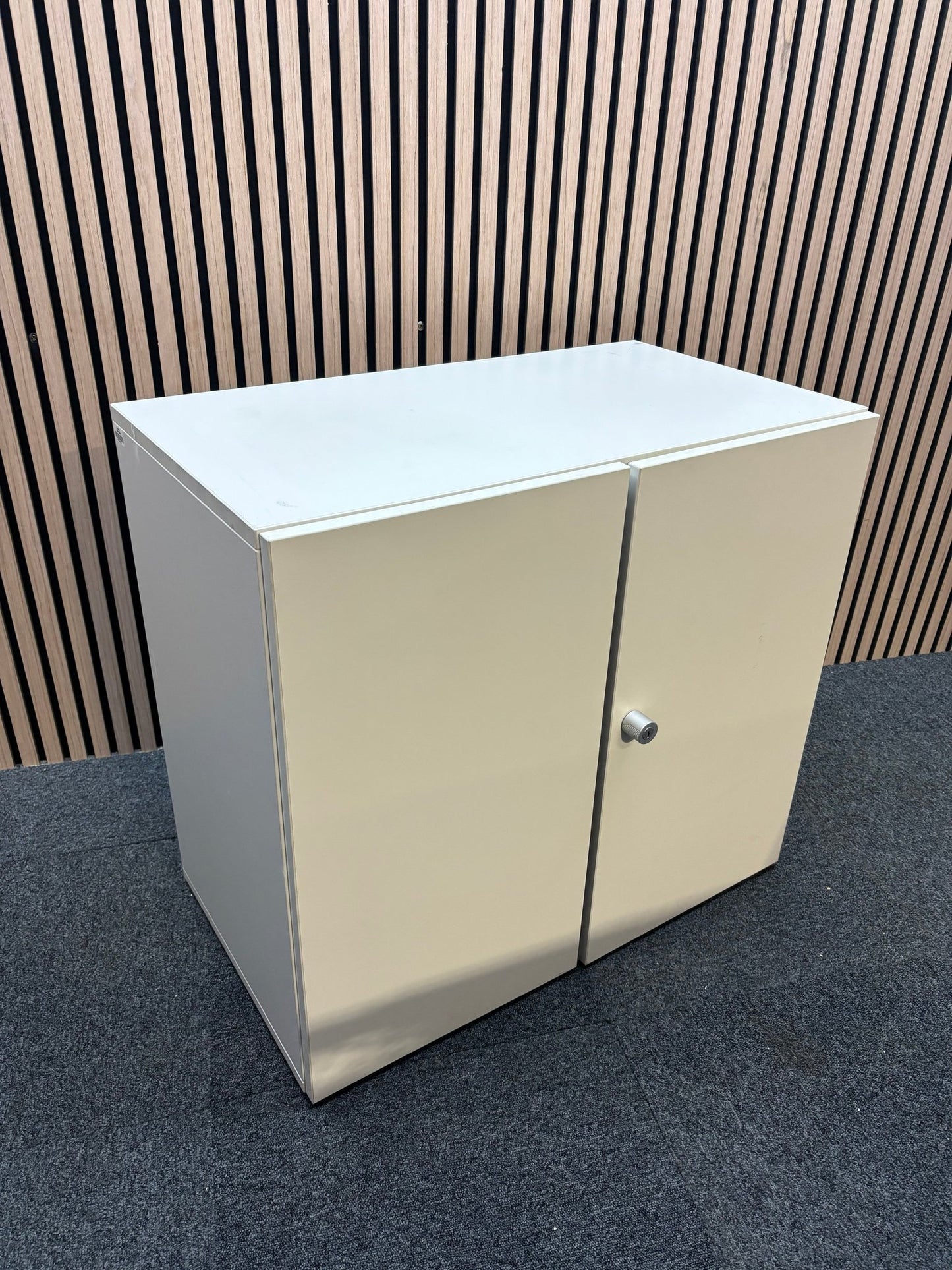 White wooden 2 door storage unit with shelf (H 72 x W 80 x D 45 cm)